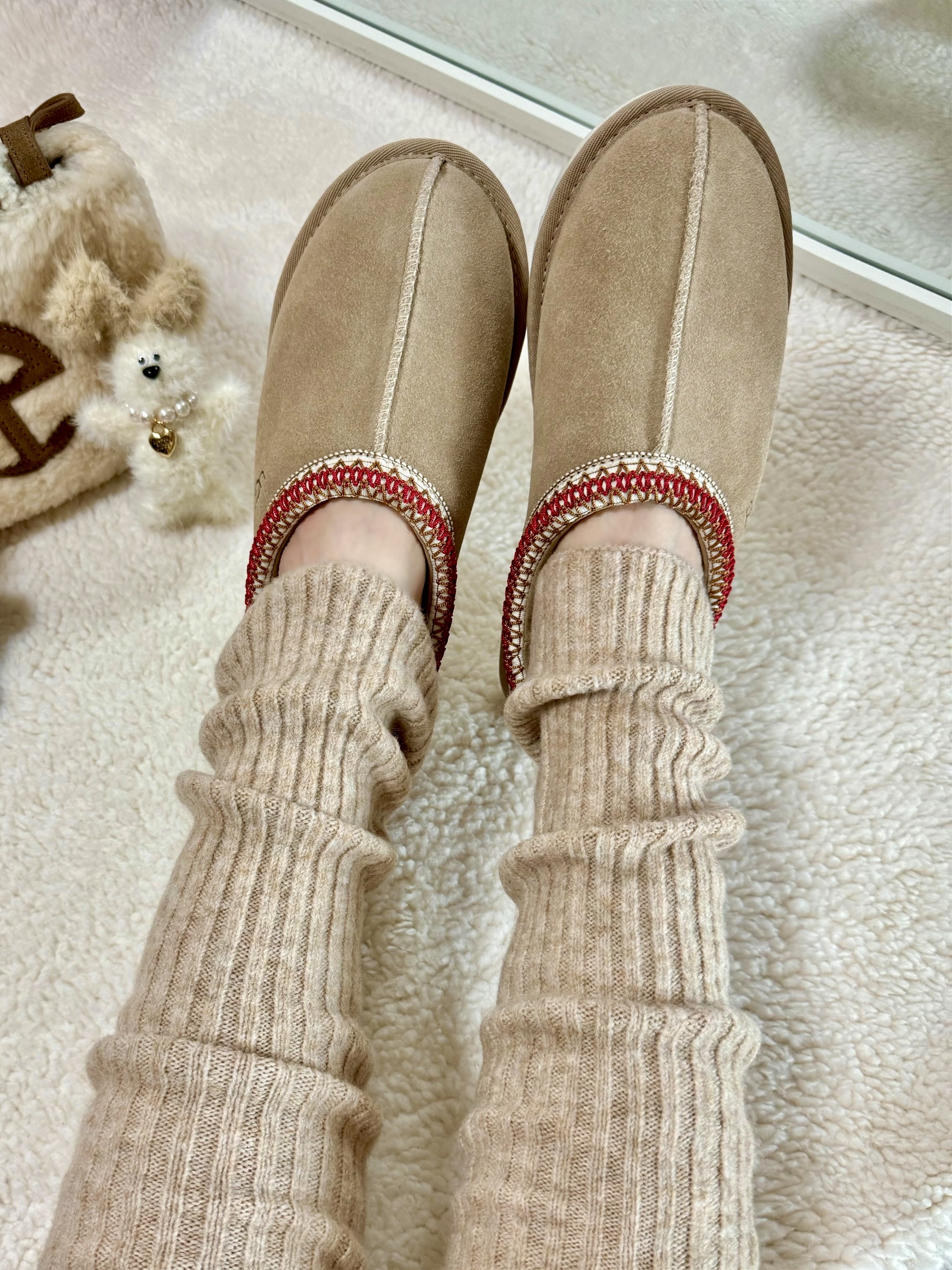(W) UGG Tasman Slipper Sand Dark Cherry, Margesherwood Wood Baby Keyring White 착용 스타일 - 4