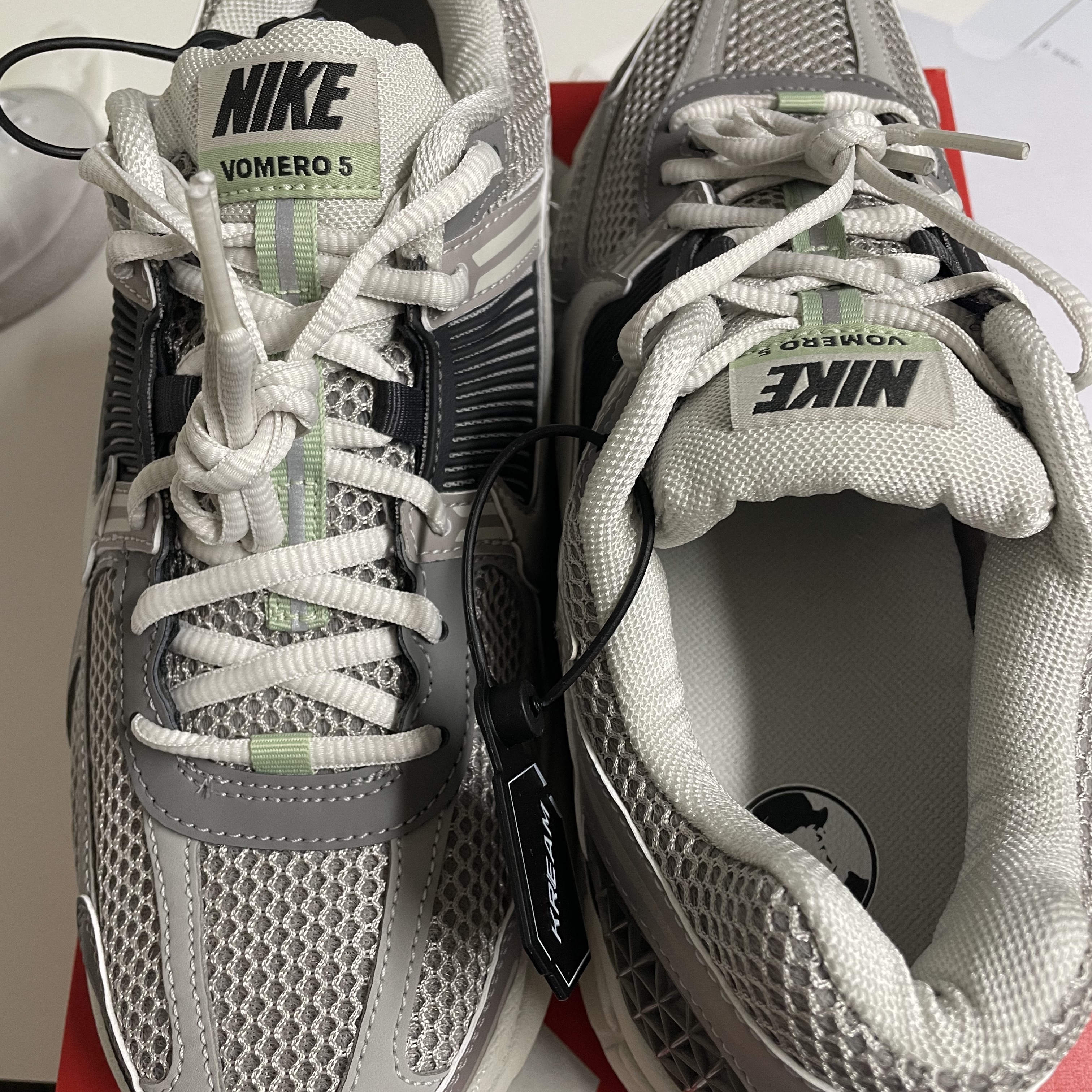 (W) Nike Zoom Vomero 5 Cobblestone and Flat Pewter 착용 스타일 - 3