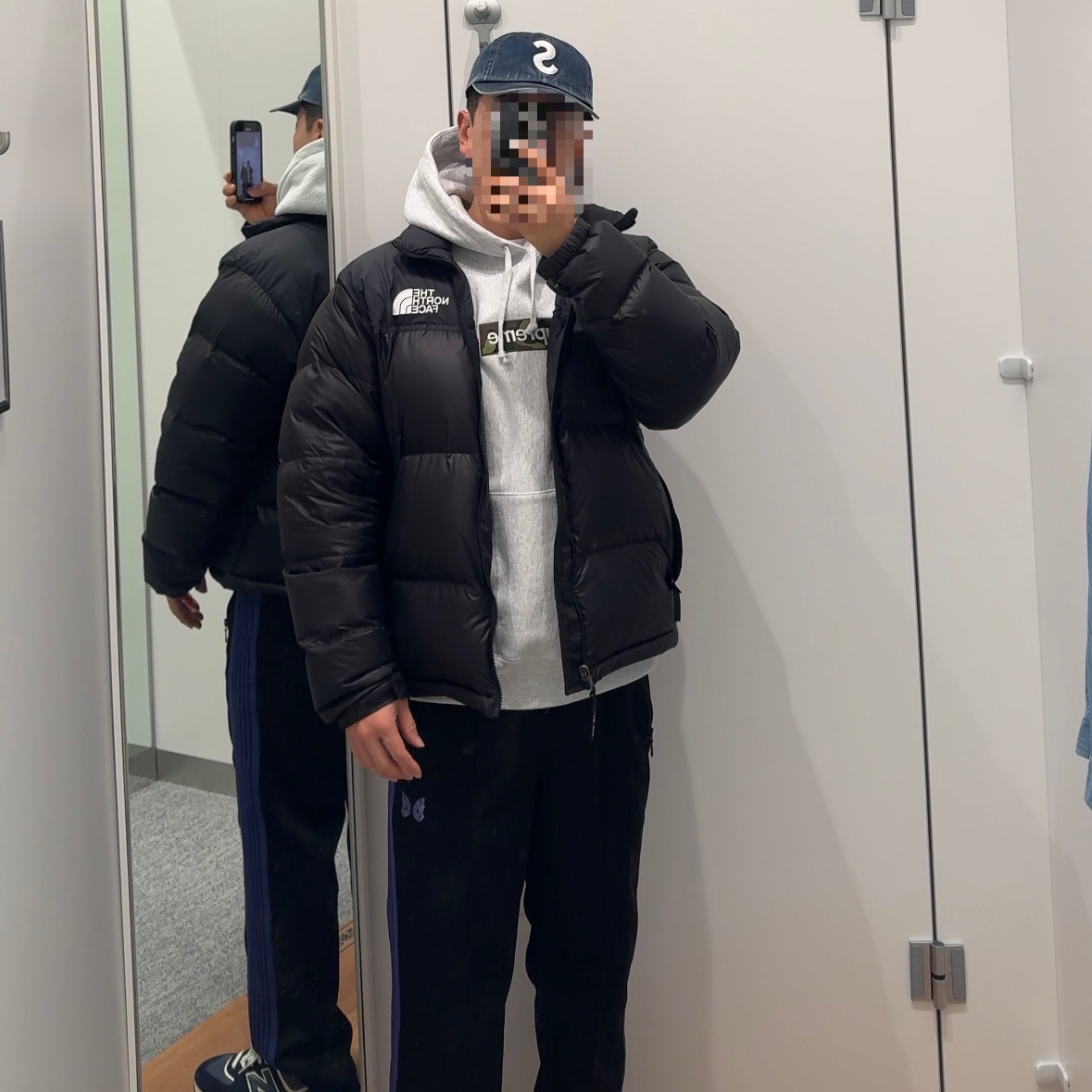 Supreme Box Logo Hooded Sweatshirt Ash Grey - 23FW, Supreme Pigment Print S Logo 6-Panel Indigo - 22FW 착용 스타일 - 1