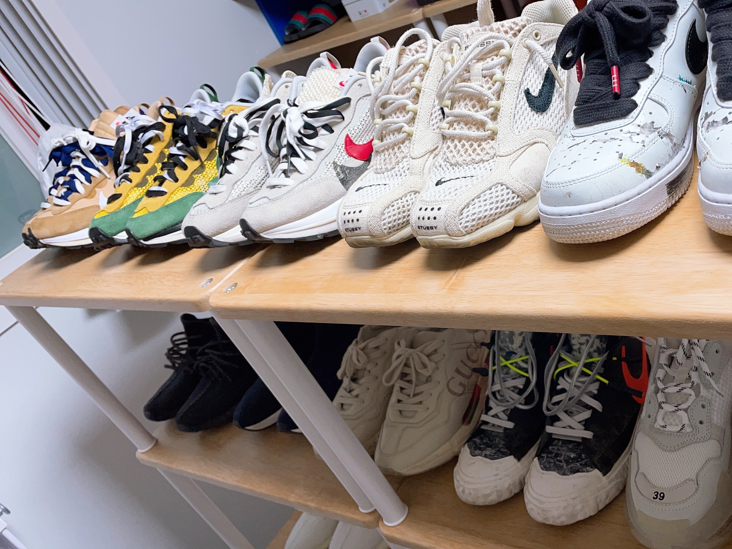 Nike x Stussy Air Zoom Spiridon Cage 2 Fossil, Nike x Sacai Zoom Cortez SP White and University Red 착용 스타일