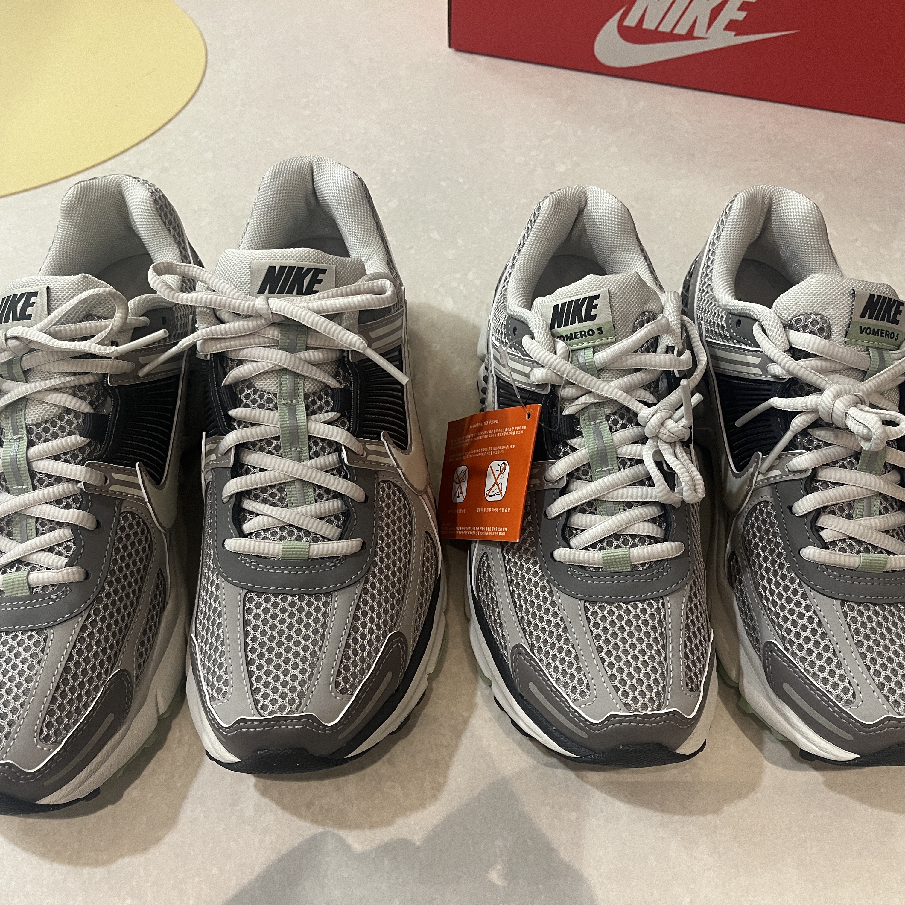 (W) Nike Zoom Vomero 5 Cobblestone and Flat Pewter 착용 스타일