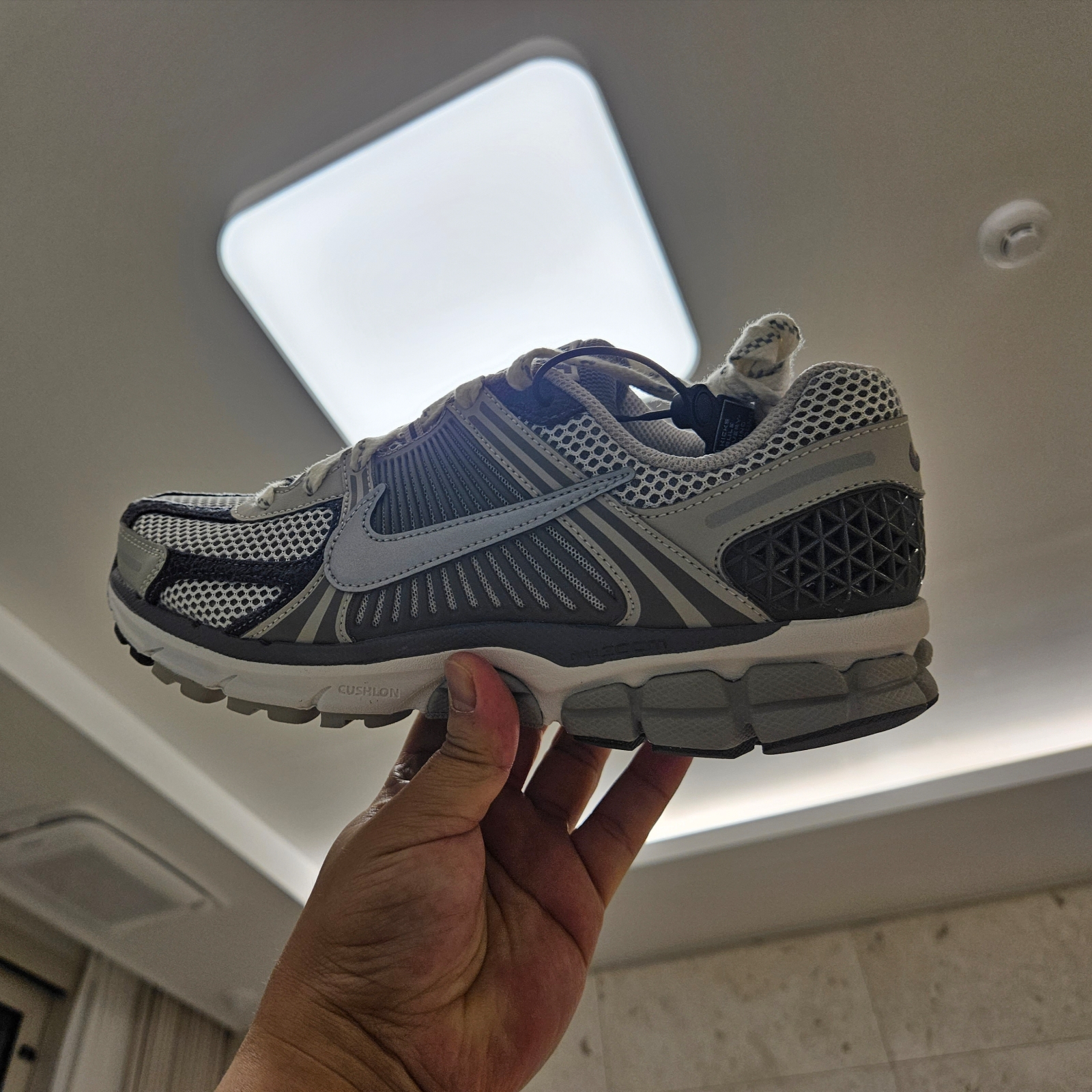 Nike Zoom Vomero 5 PRM Light Iron Ore and Flat Fewter 착용 스타일