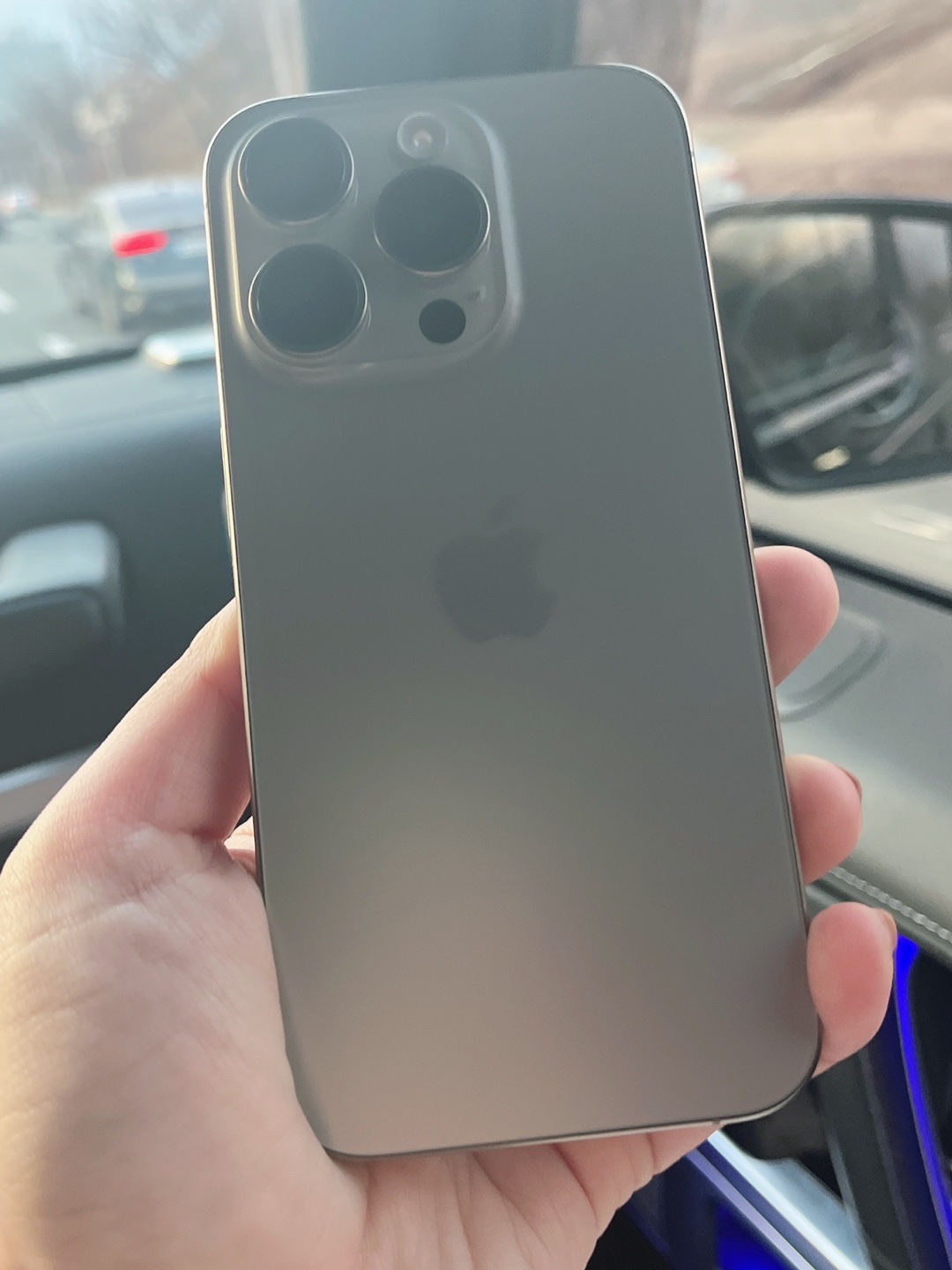 Apple iPhone 15 Pro 256GB Natural Titanium (Korean Ver.) 착용 스타일