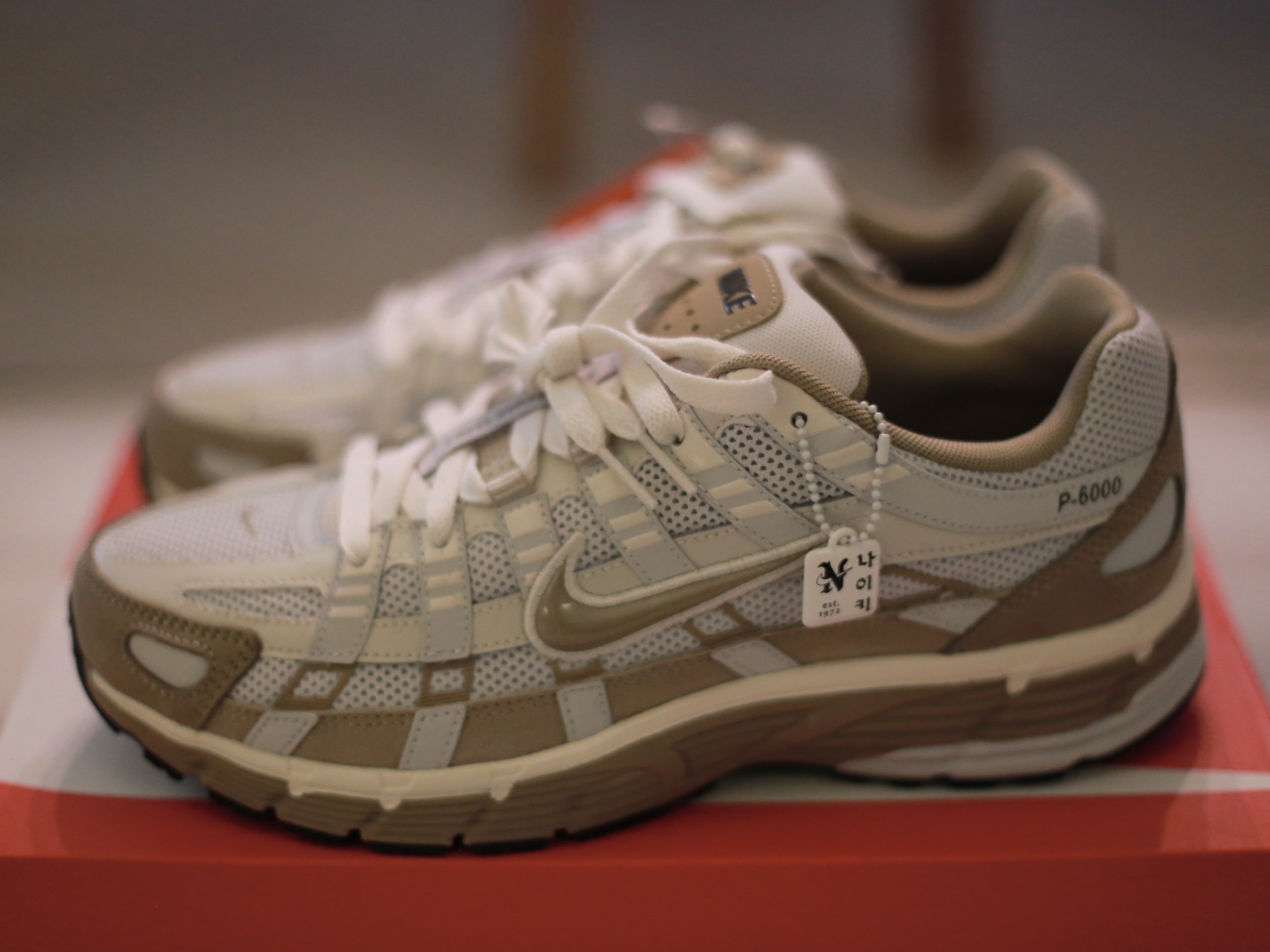 Nike P-6000 PRM Hangul Day Photon Dust Khaki 착용 스타일 - 1
