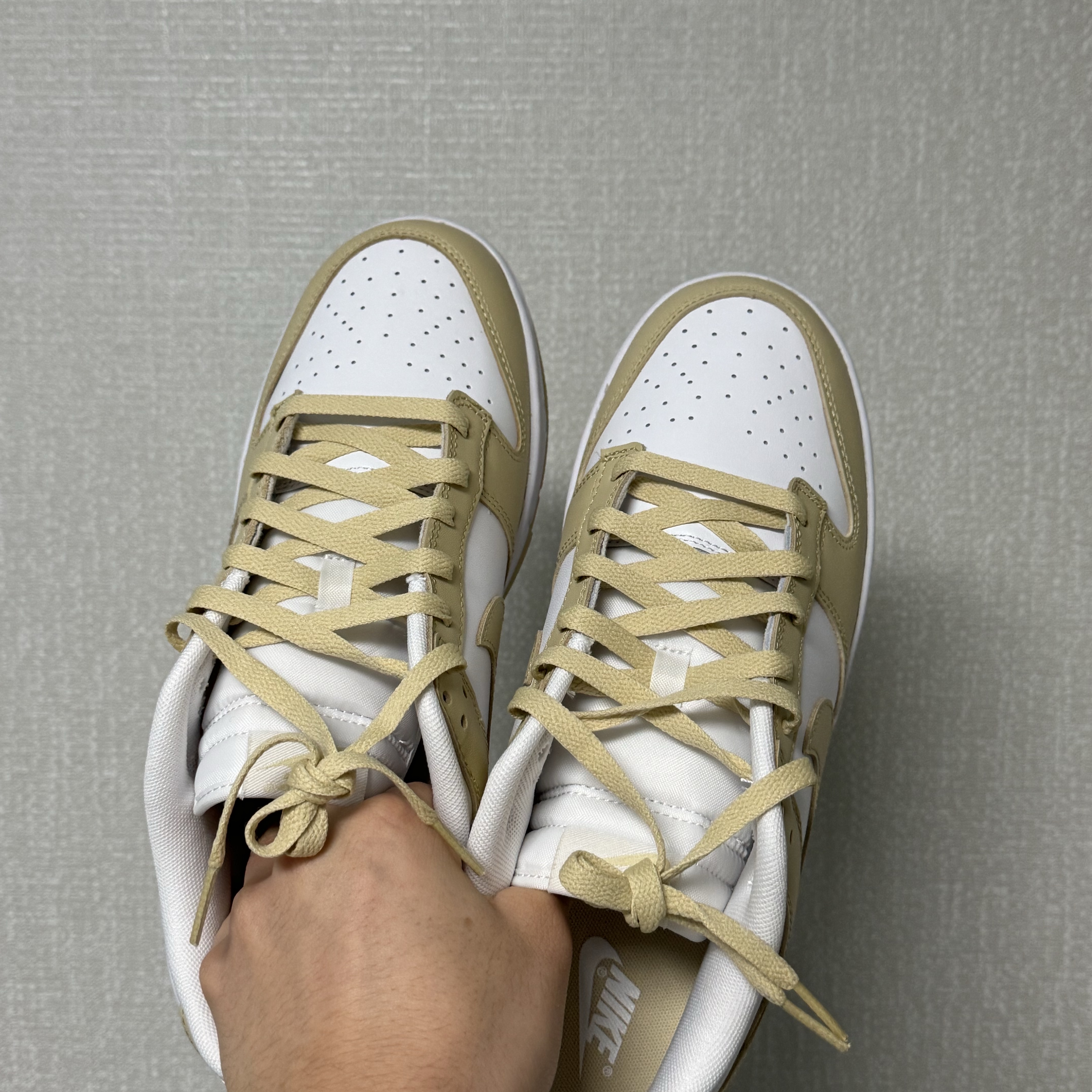 Nike Dunk Low Team Gold and White 착용 스타일 - 2