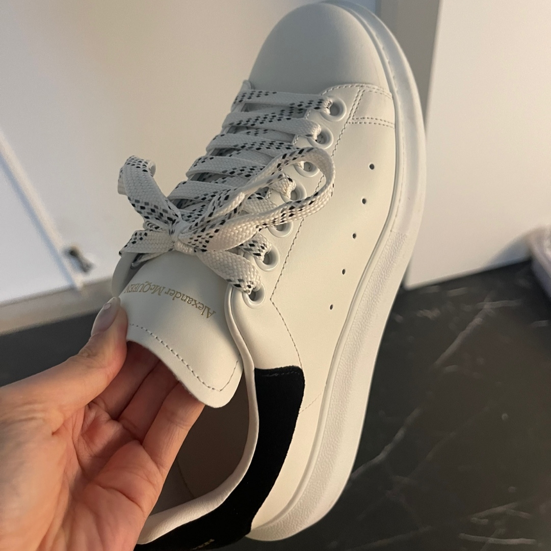 (W) Alexander McQueen Oversized Sneakers White Black 착용 스타일
