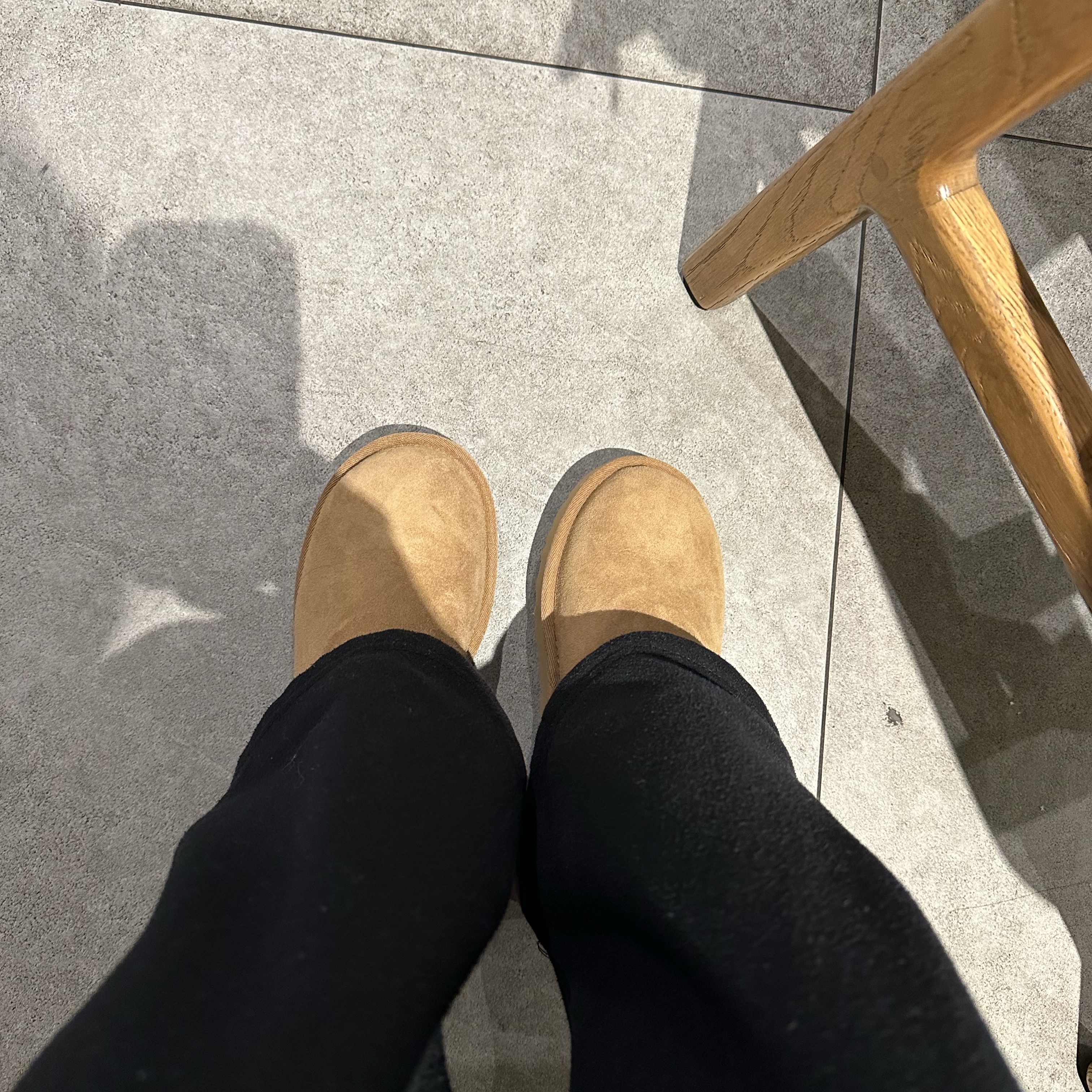 (W) UGG Classic Ultra Mini Boots Chestnut 착용 스타일 - 1