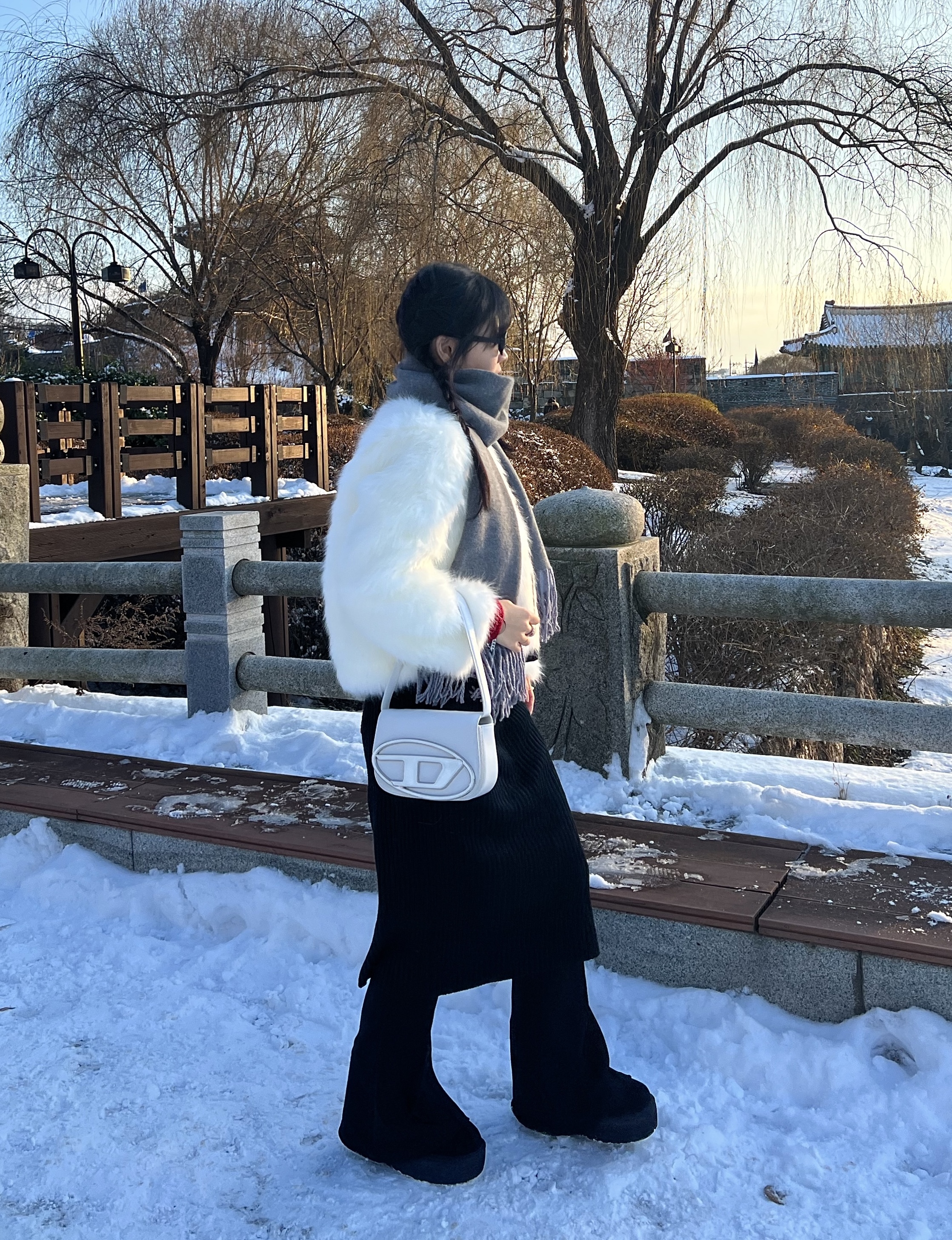 Diesel 1DR Shoulder Bag in Nappa Leather White, (W) UGG Classic Mini Platform Boots Black 착용 스타일 - 2