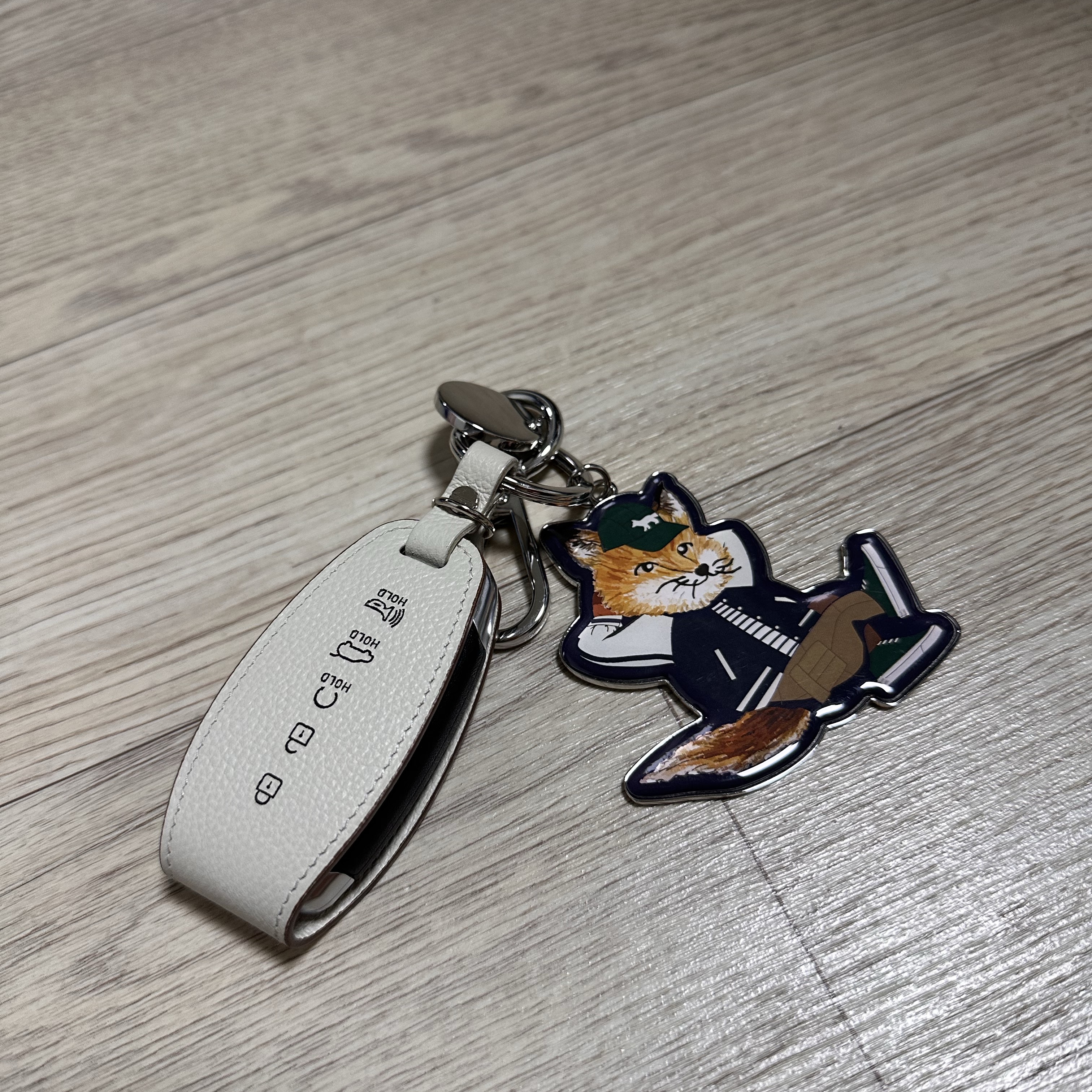 Maison Kitsune Dressed Fox Keyring Navy 착용 스타일
