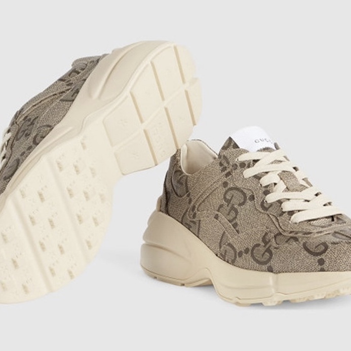 (W) Gucci Rhyton 100th Anniversary Sneakers GG Supreme Beige Ebony 착용 스타일 - 4