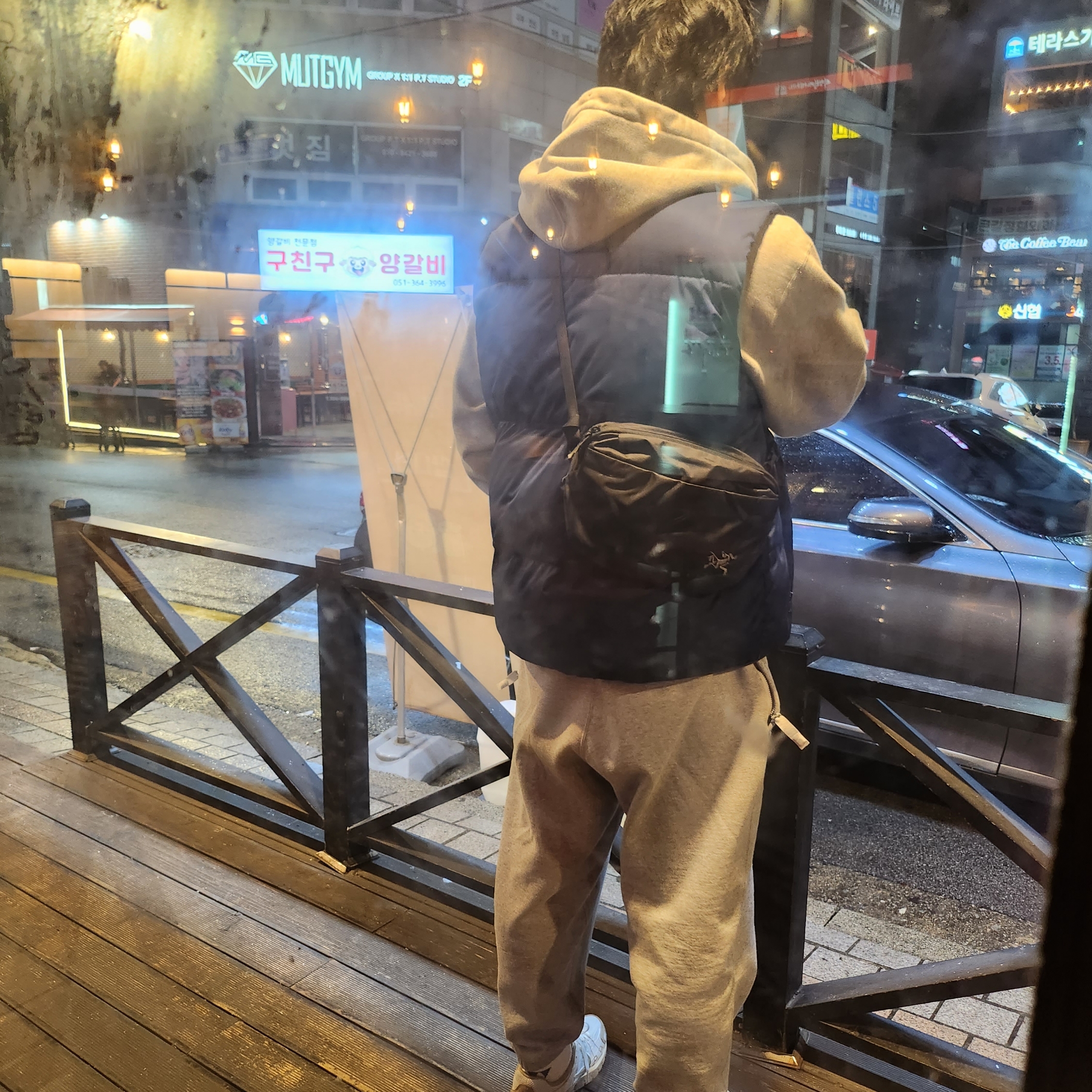 Arc'teryx Heliad 6 Crossbody Bag Black 착용 스타일