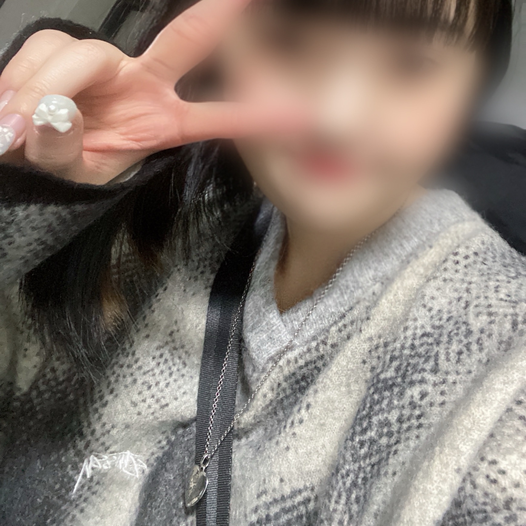 Stussy Gradient Dot Brushed Sweater Grey, Gucci Blind for Love Necklace Silver 착용 스타일
