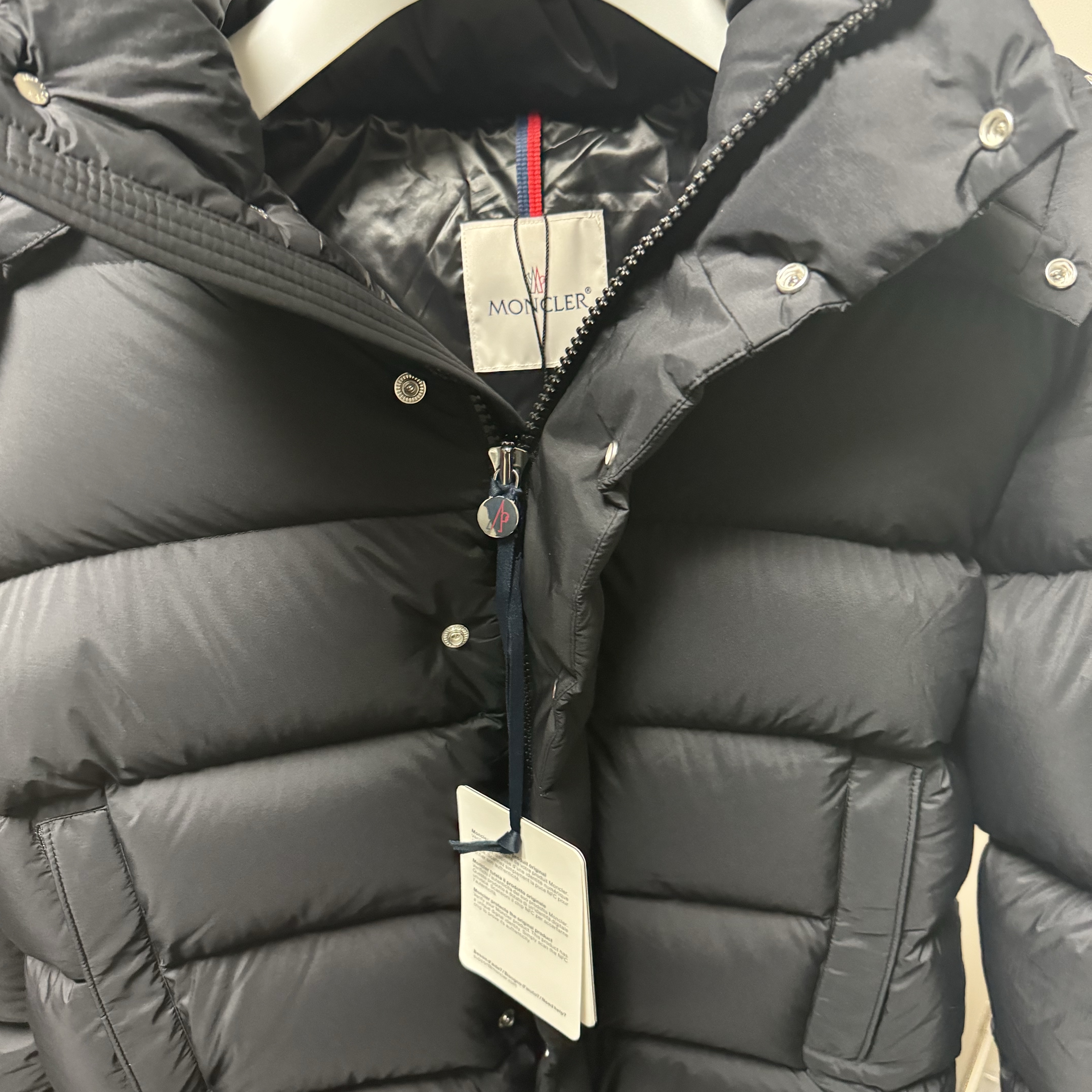 Moncler Vezere Short Down Jacket Black - 23FW 착용 스타일