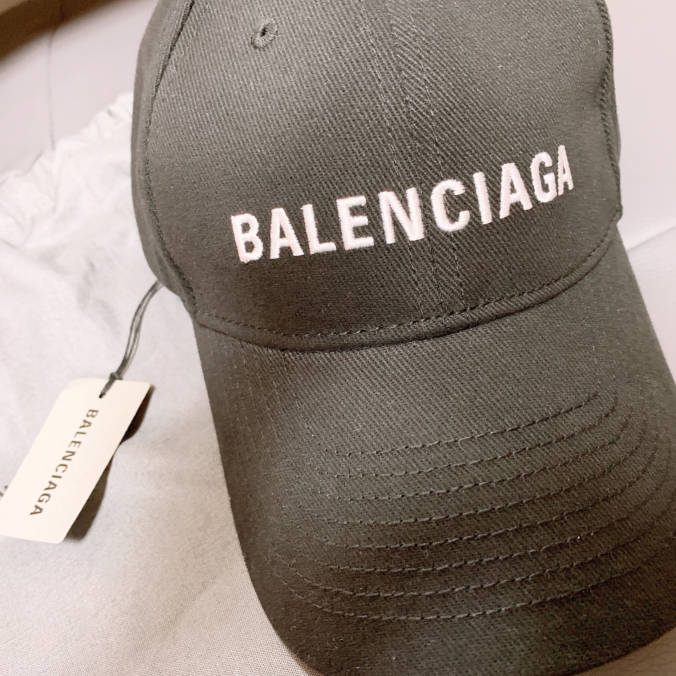 (W) Balenciaga Cap Black White 착용 스타일