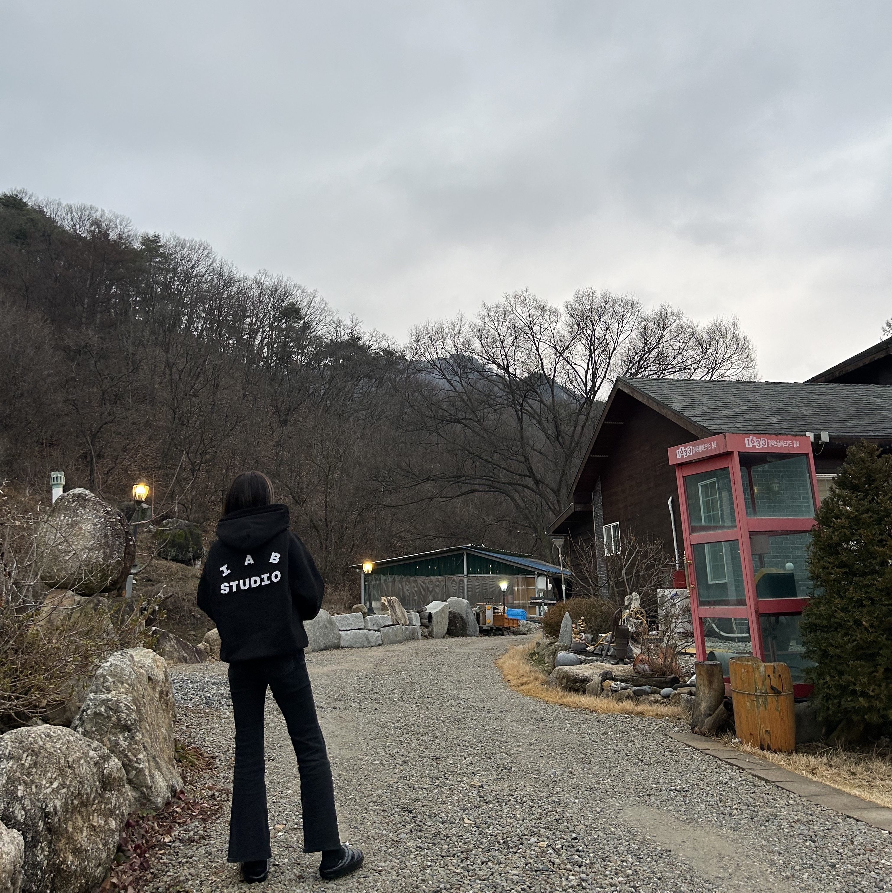 IAB Studio Hoodie Black White 착용 스타일