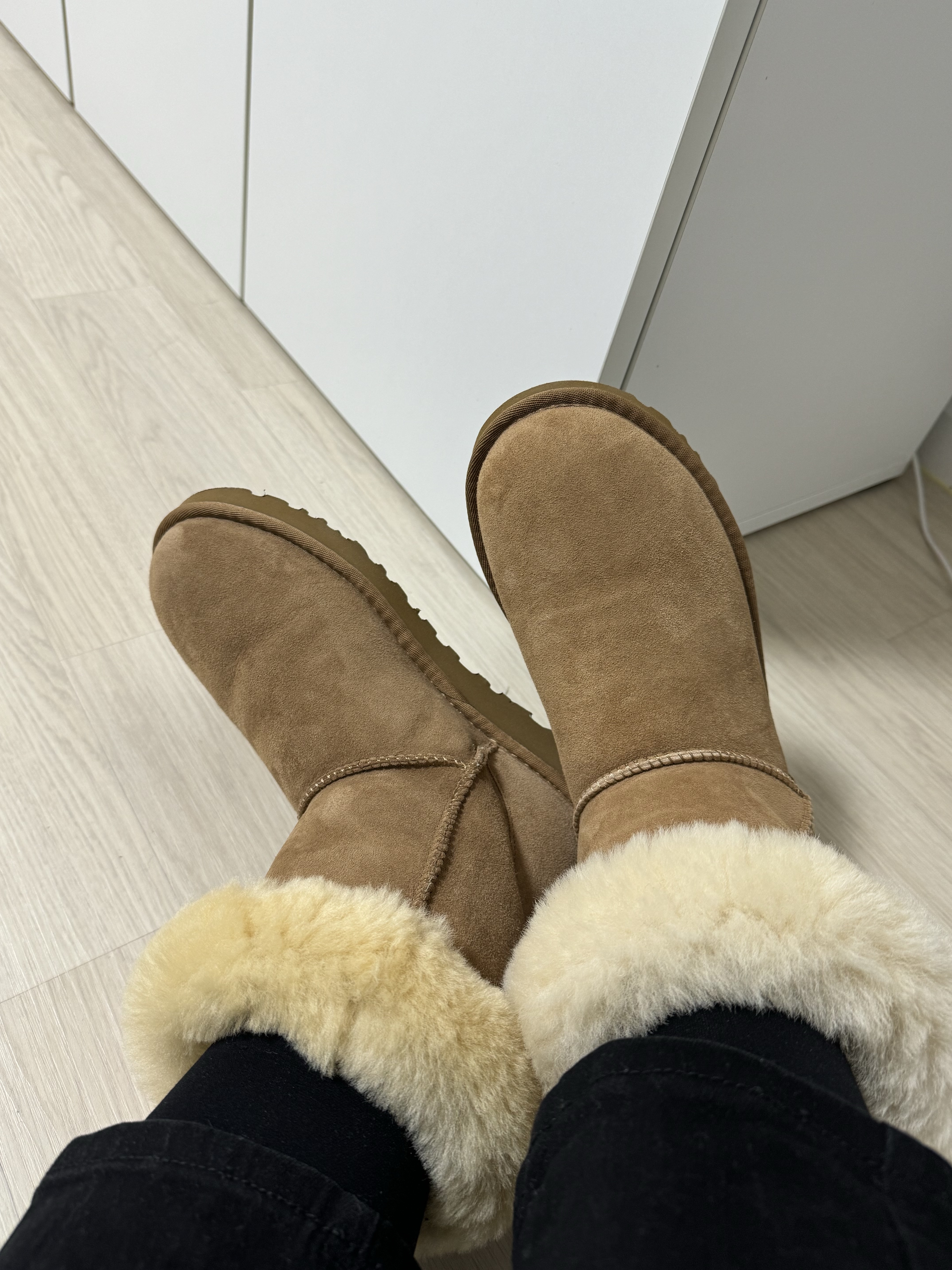 (W) UGG Classic Short II Boots Chestnut 착용 스타일 - 2