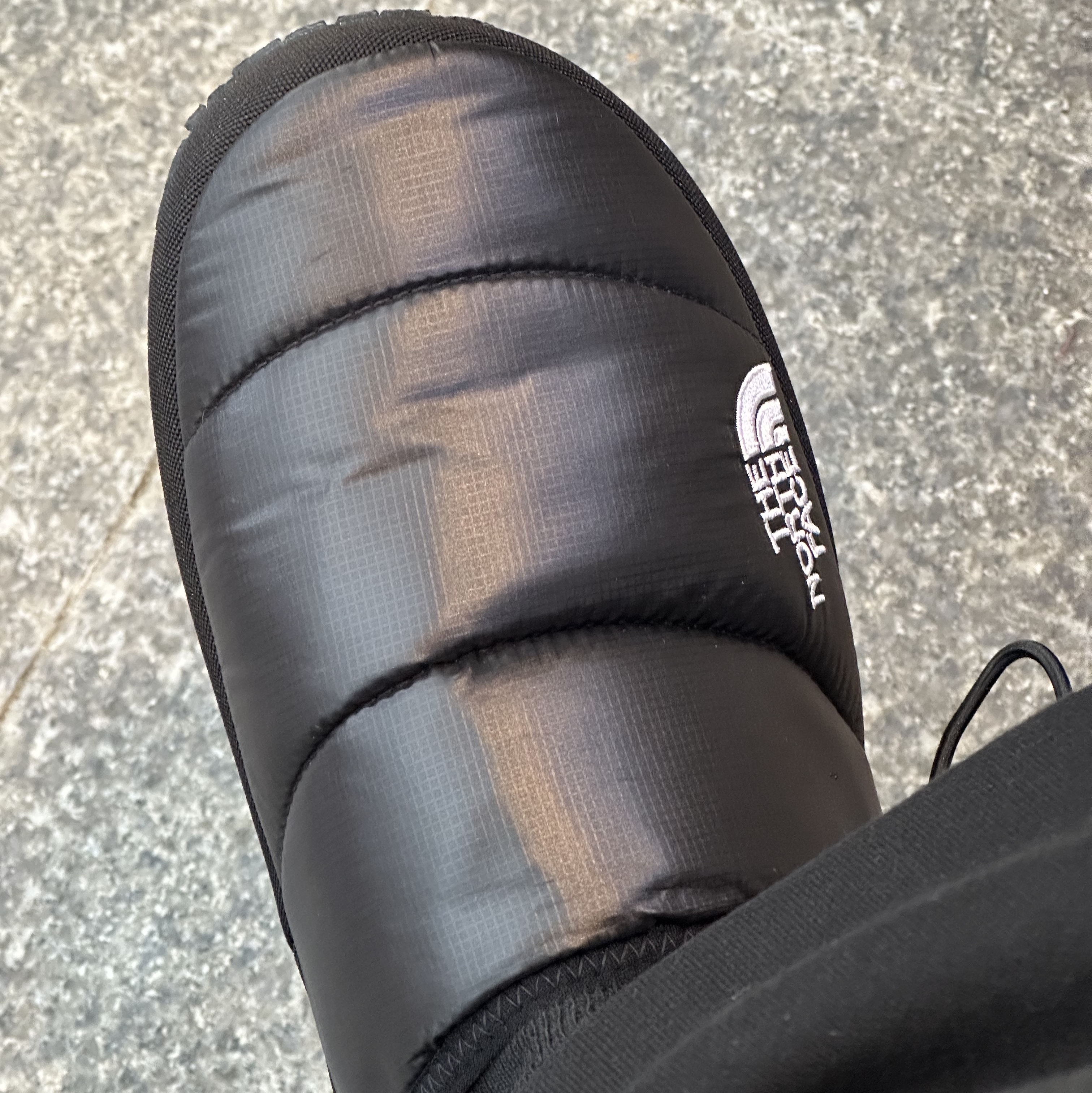 The North Face Nuptse Mule Black 착용 스타일