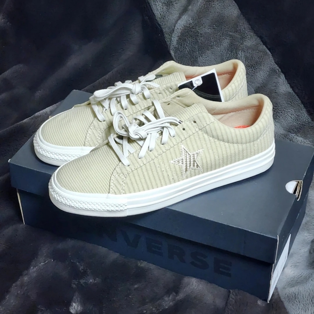 Converse One Star Ox Biscotti Light Gray 착용 스타일 - 1