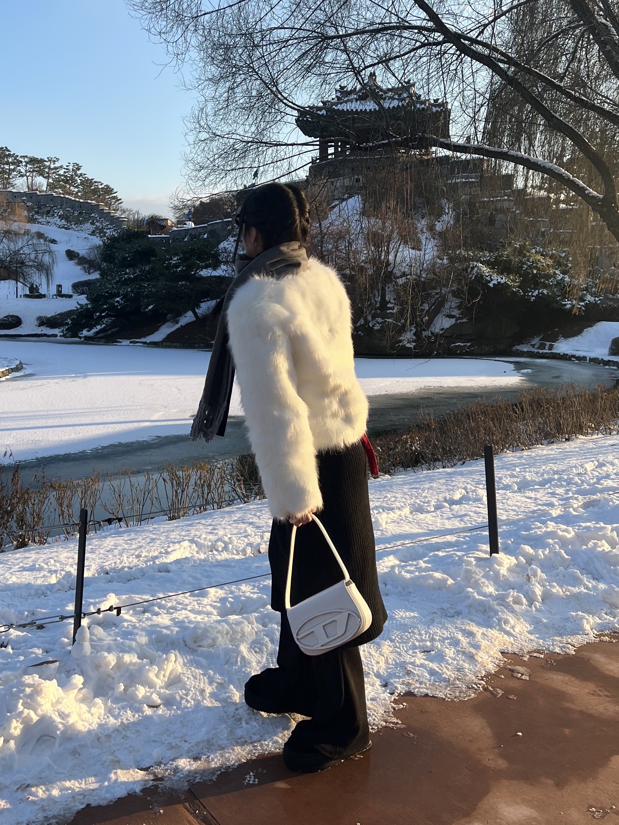 Diesel 1DR Shoulder Bag in Nappa Leather White, (W) UGG Classic Mini Platform Boots Black 착용 스타일 - 5