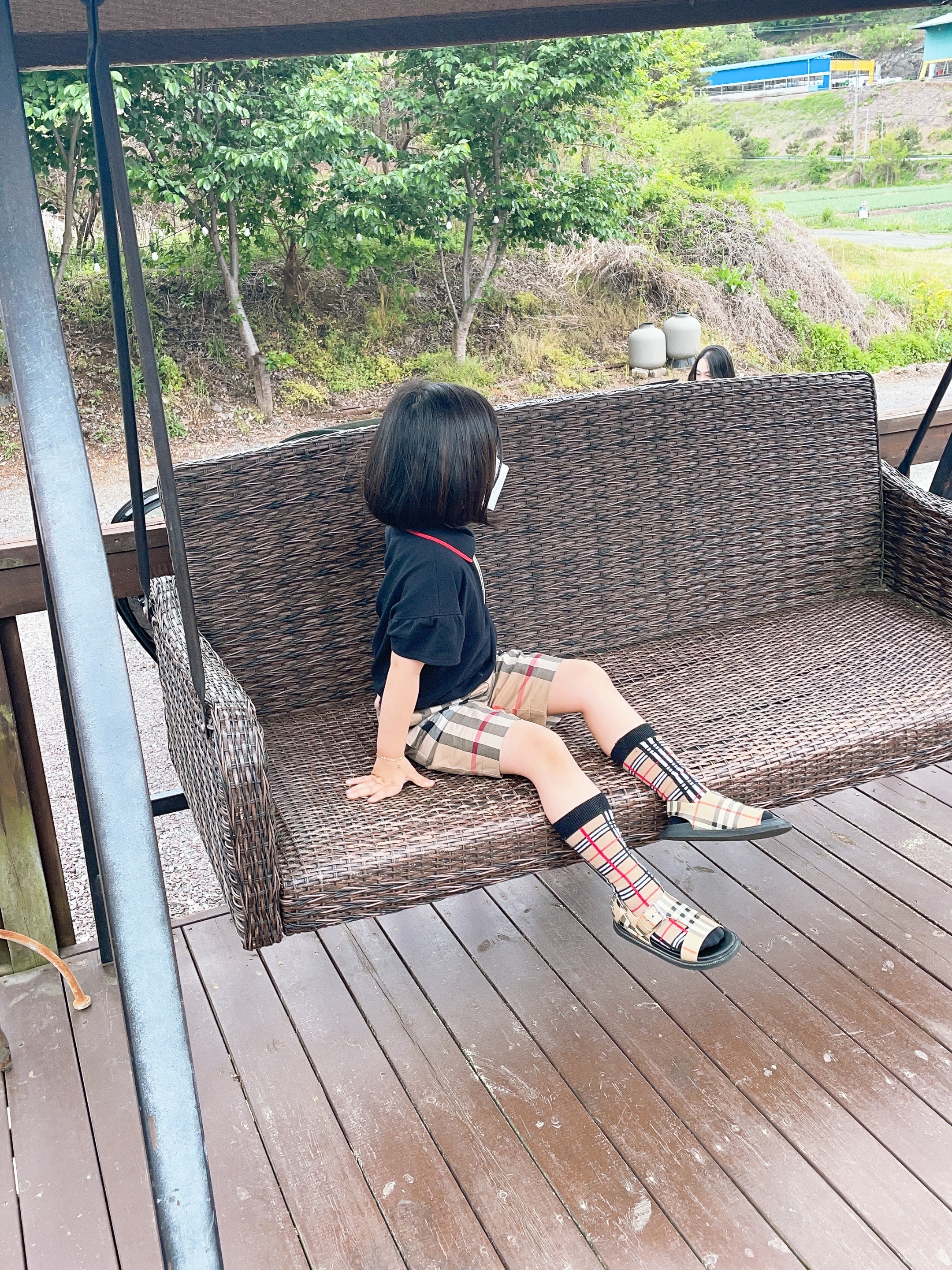 (Kids) Burberry Vintage Check Leather Buckle Sandal Archive Beige, (Kids) Burberry Icon Stripe Detail Cotton Zip Front Polo Shirt Midnight 착용 스타일