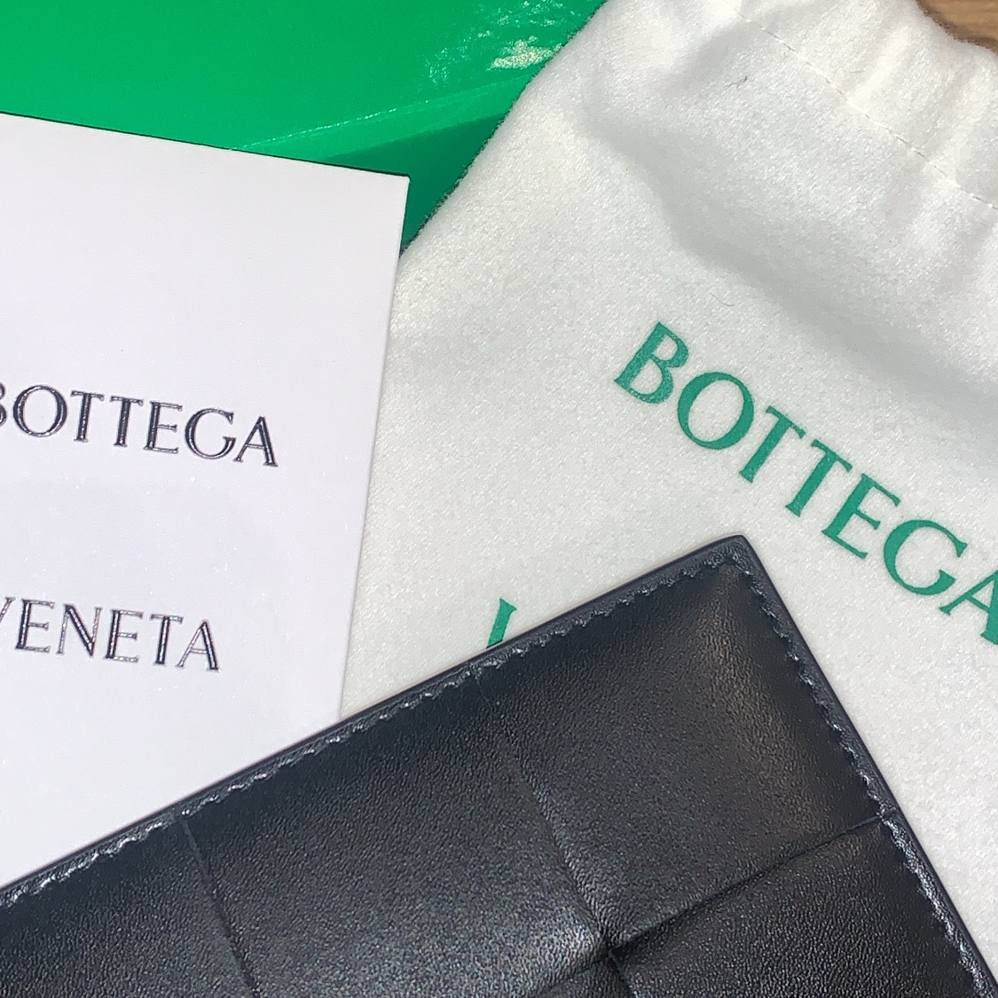 Bottega Veneta Credit Card Case Calfskin Black 착용 스타일