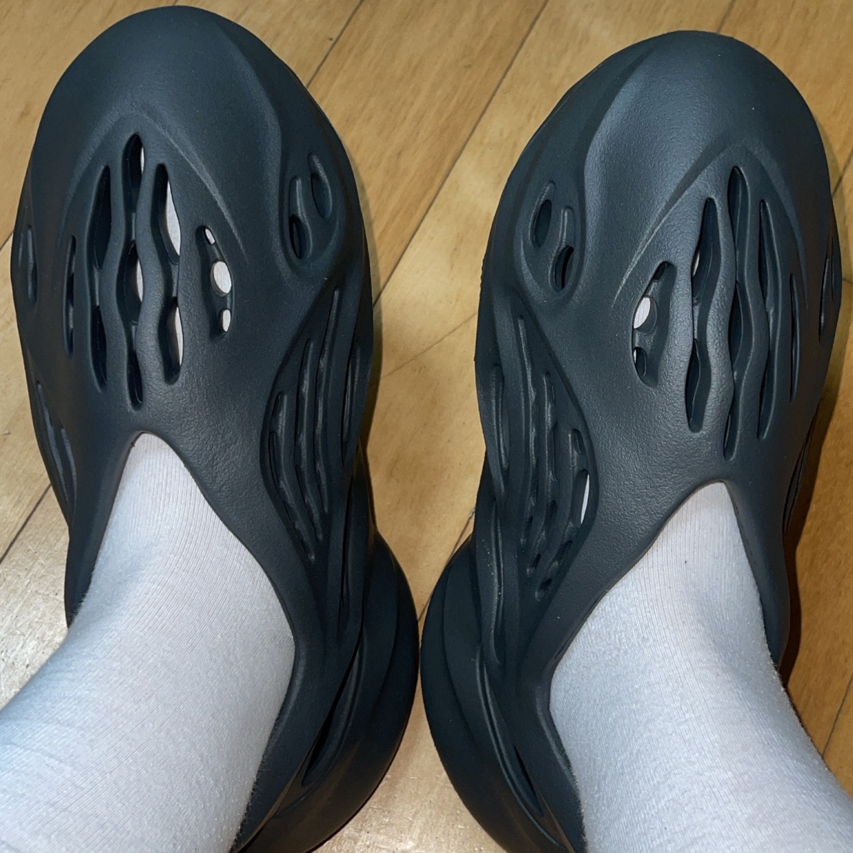 Adidas Yeezy Foam RNNR Carbon 착용 스타일 - 2