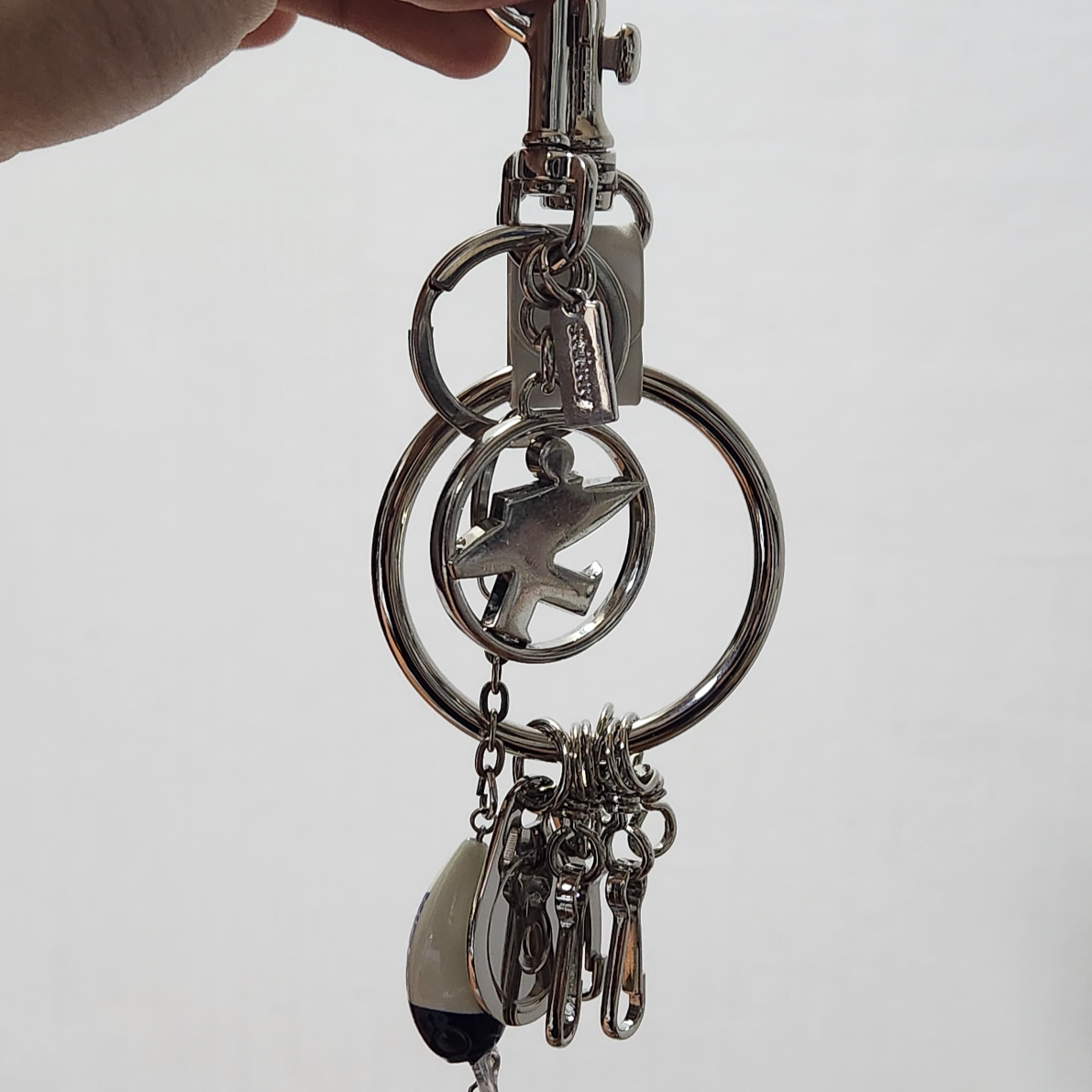 Stussy Surfman Keychain Silver 착용 스타일 - 2