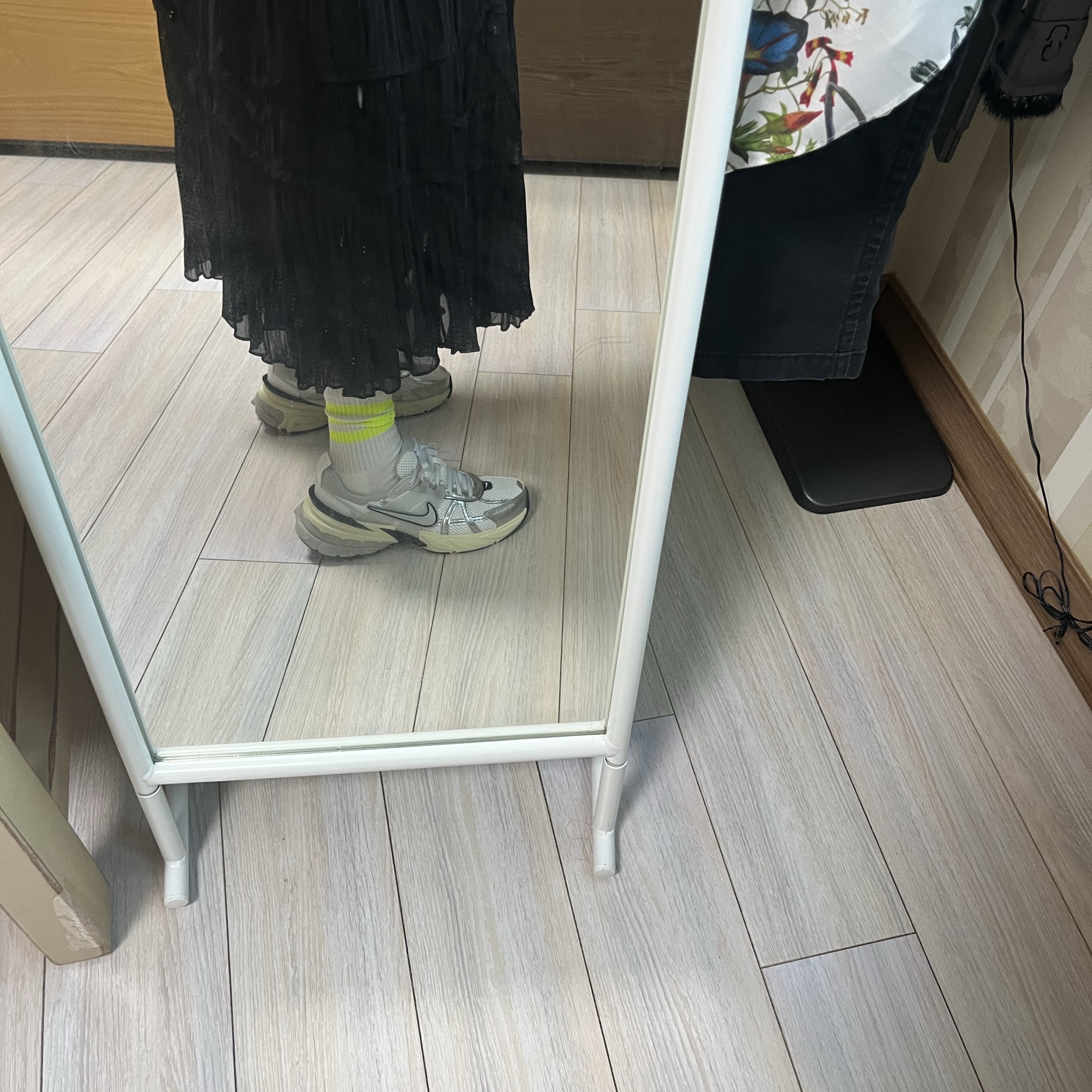 Nike V2K Run Summit White Metallic Silver 착용 스타일 - 3