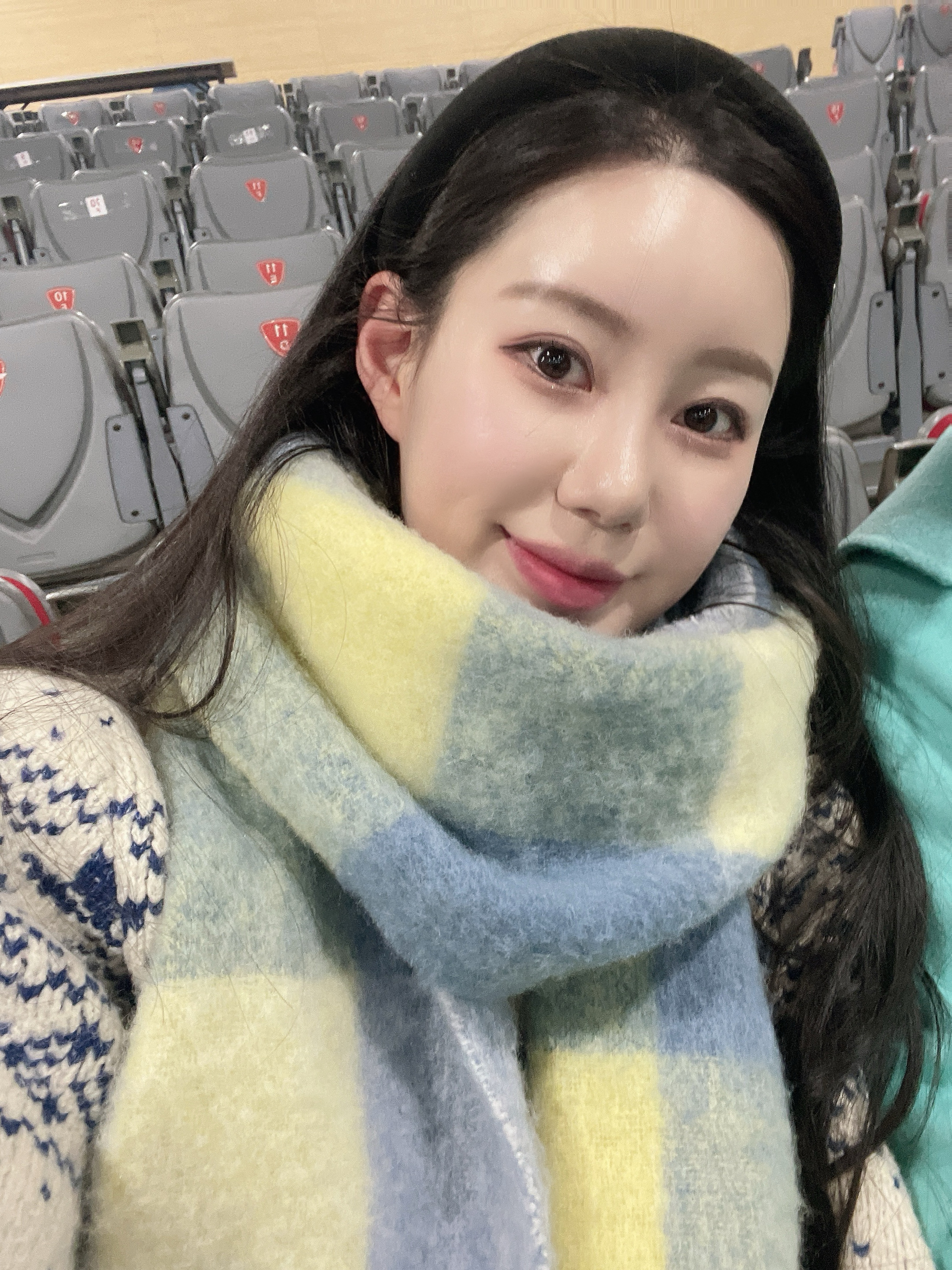 Acne Studios Mohair Check Muffler Light Blue White 착용 스타일 - 1
