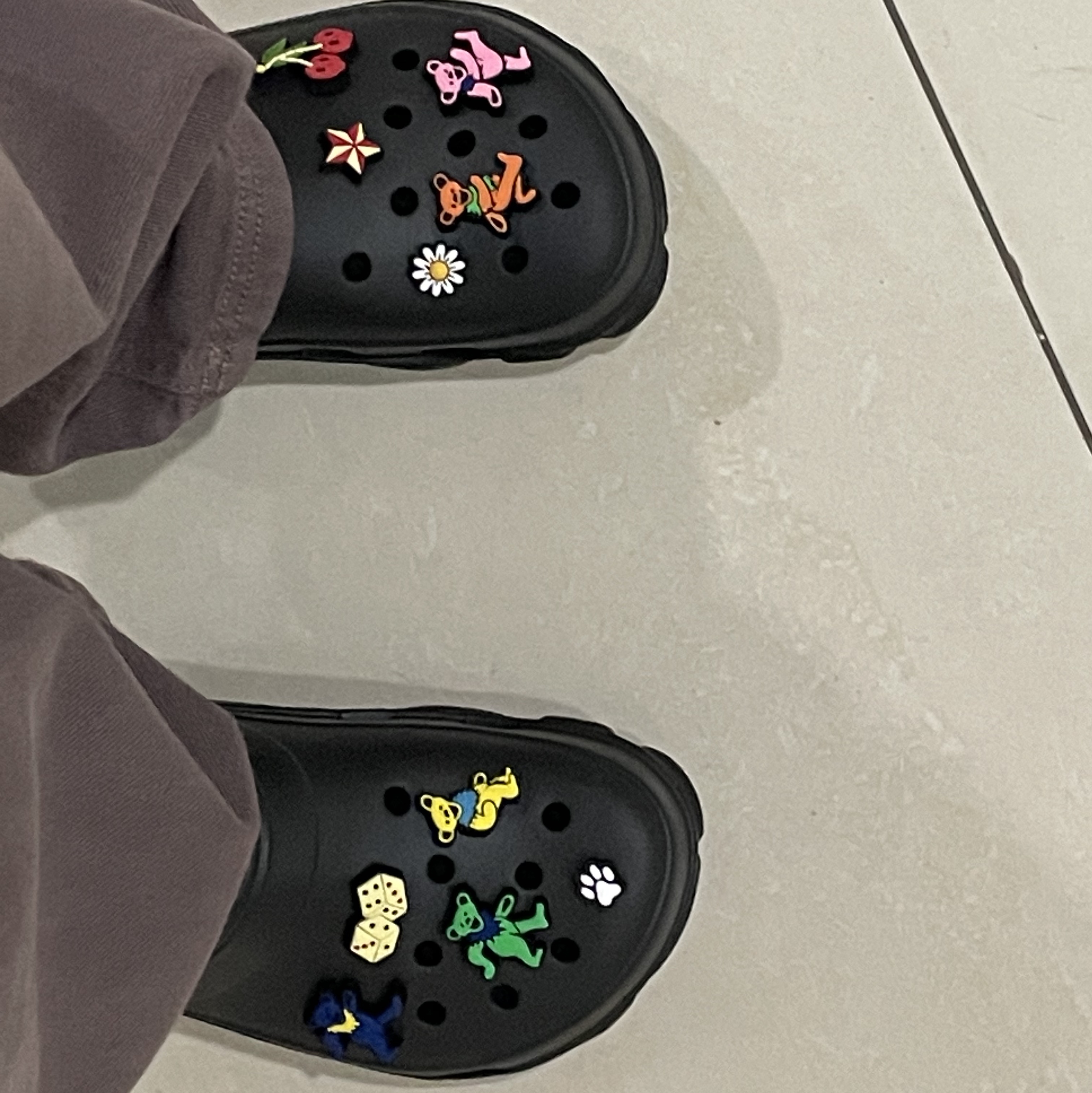 크록스 올 터레인 클로그 블랙, (W) 미스치프 롬버스 슬라우치 워시드 진 로즈 브라운 착용 스타일