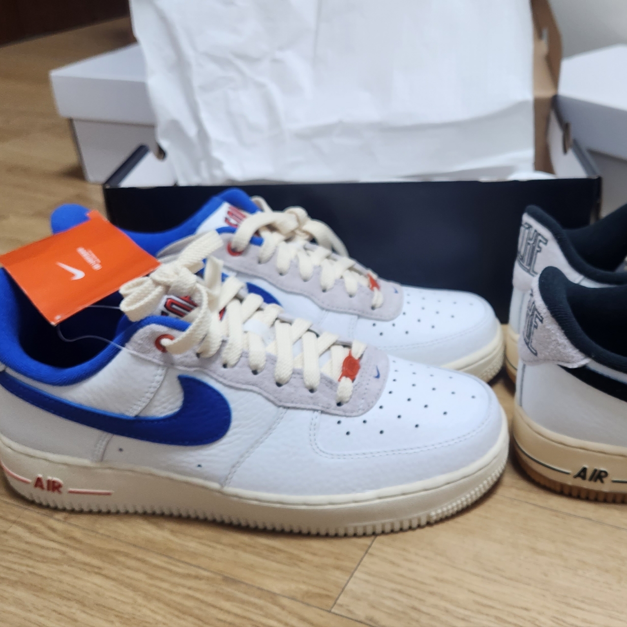 (W) Nike Air Force 1 '07 LX University Blue and Summit White 착용 스타일 - 4