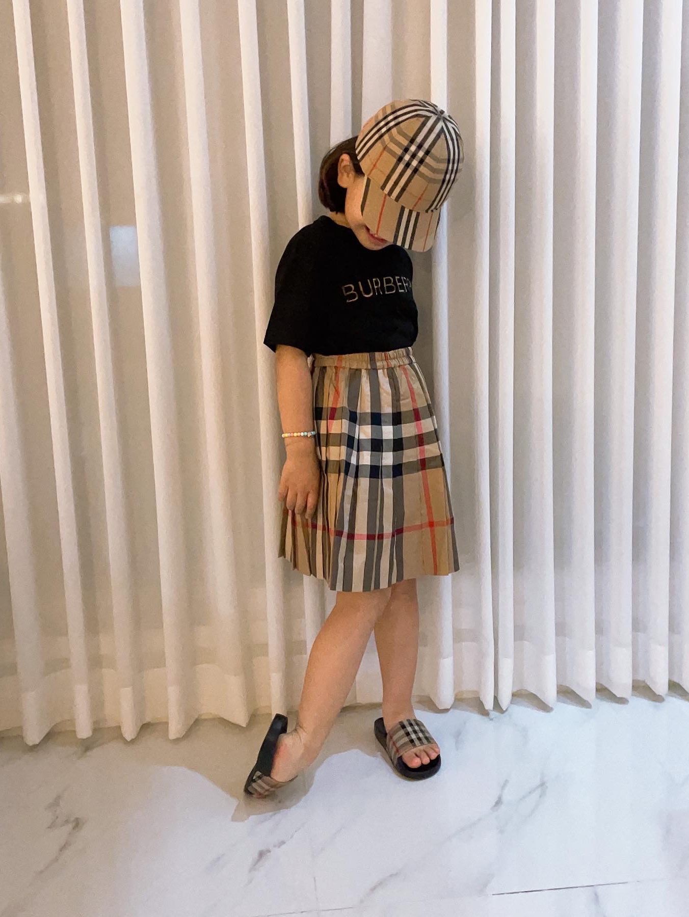(Kids) Burberry Embroidered Logo Cotton T-Shirt Black, (Kids) Burberry Check Stretch Cotton Pleated Skirt Archive Beige 착용 스타일