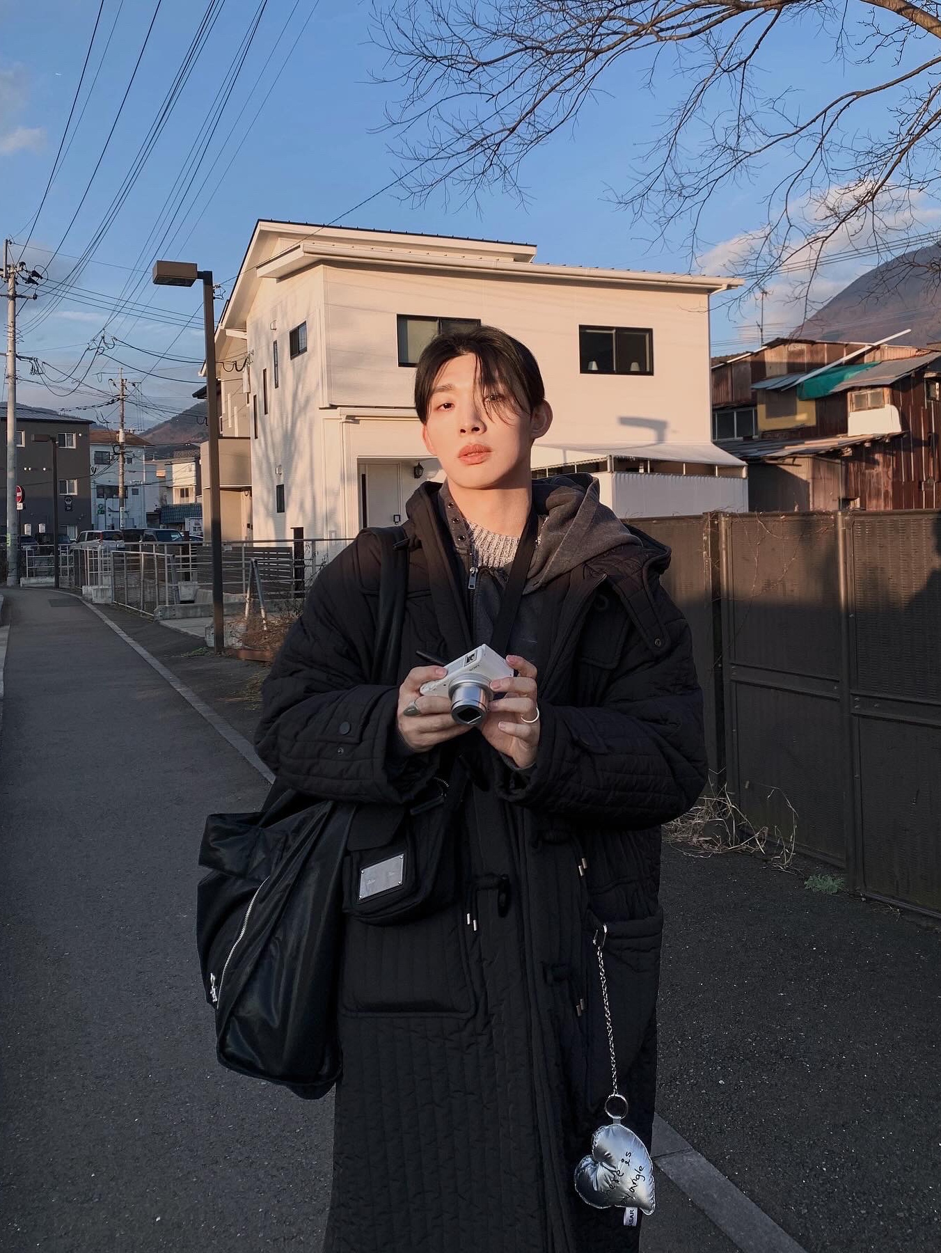 Roa Hiking Katharina Black, Matin Kim Cargo Cross Mini Bag Black 착용 스타일 - 2