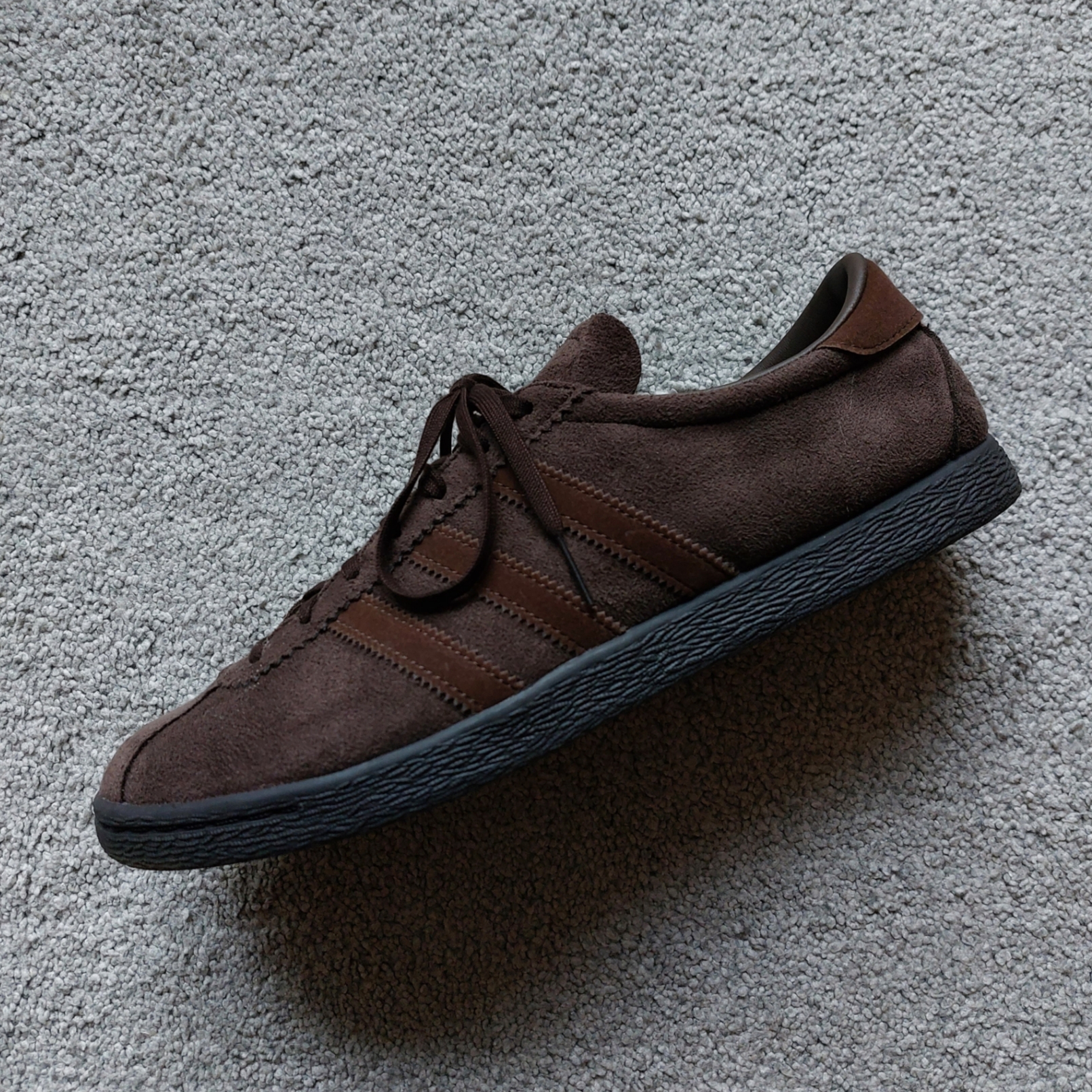 Adidas Tobacco Gruen Dark Brown, New Balance 2002R Premium Vintage Black 착용 스타일 - 4