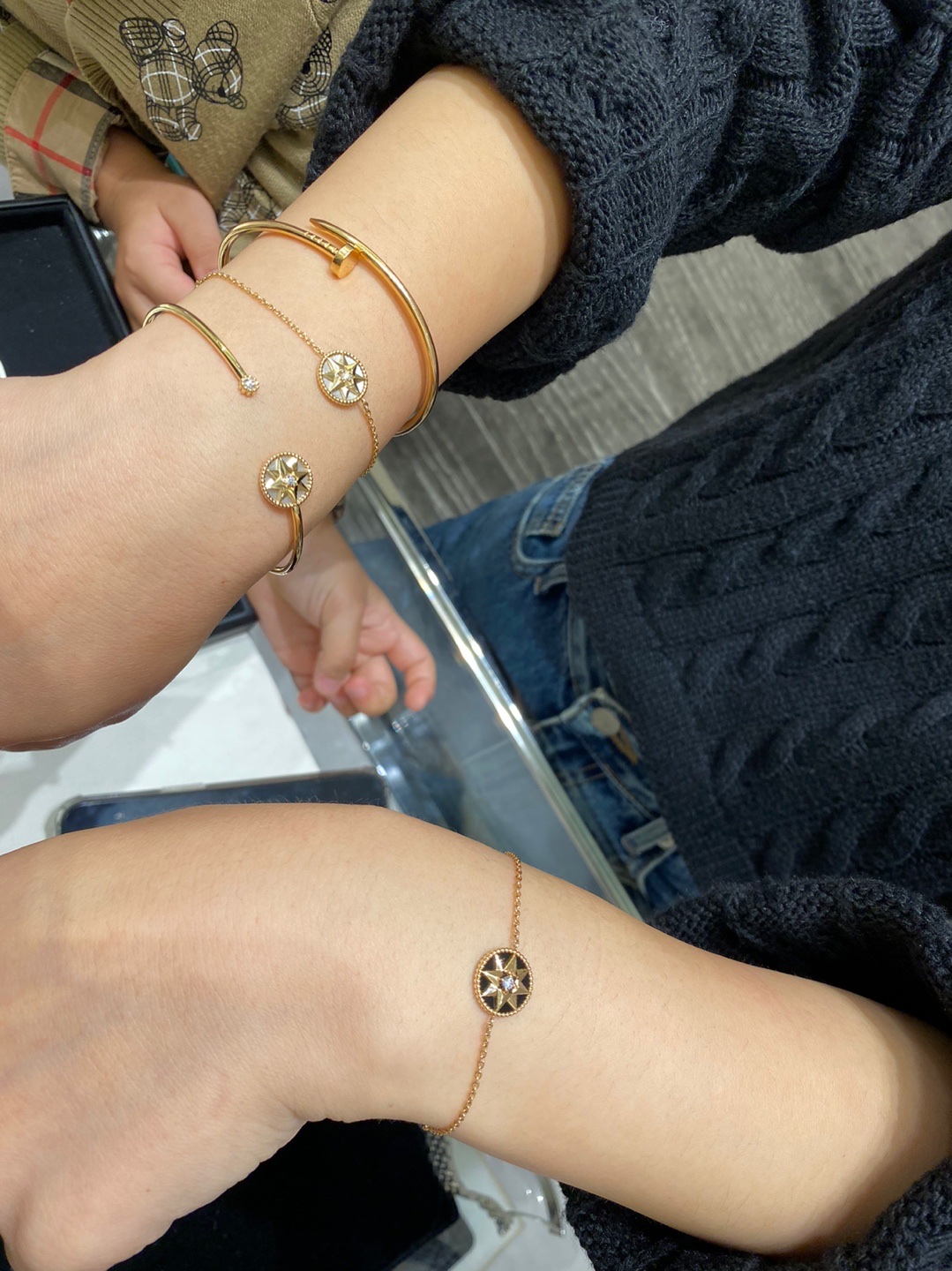 Cartier Juste un Clou Bracelet Small Yellow Gold, (W) Dior Tribales Bangle Gold Finish Metal White Resin Pearls 착용 스타일