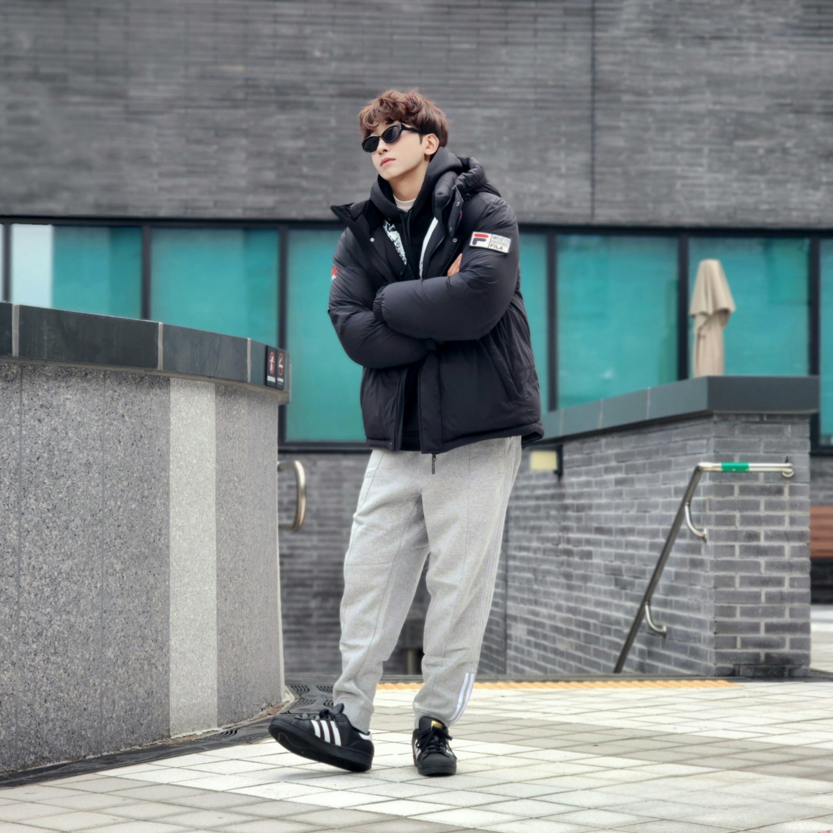 Adidas Superstar Core Black White 착용 스타일 - 2