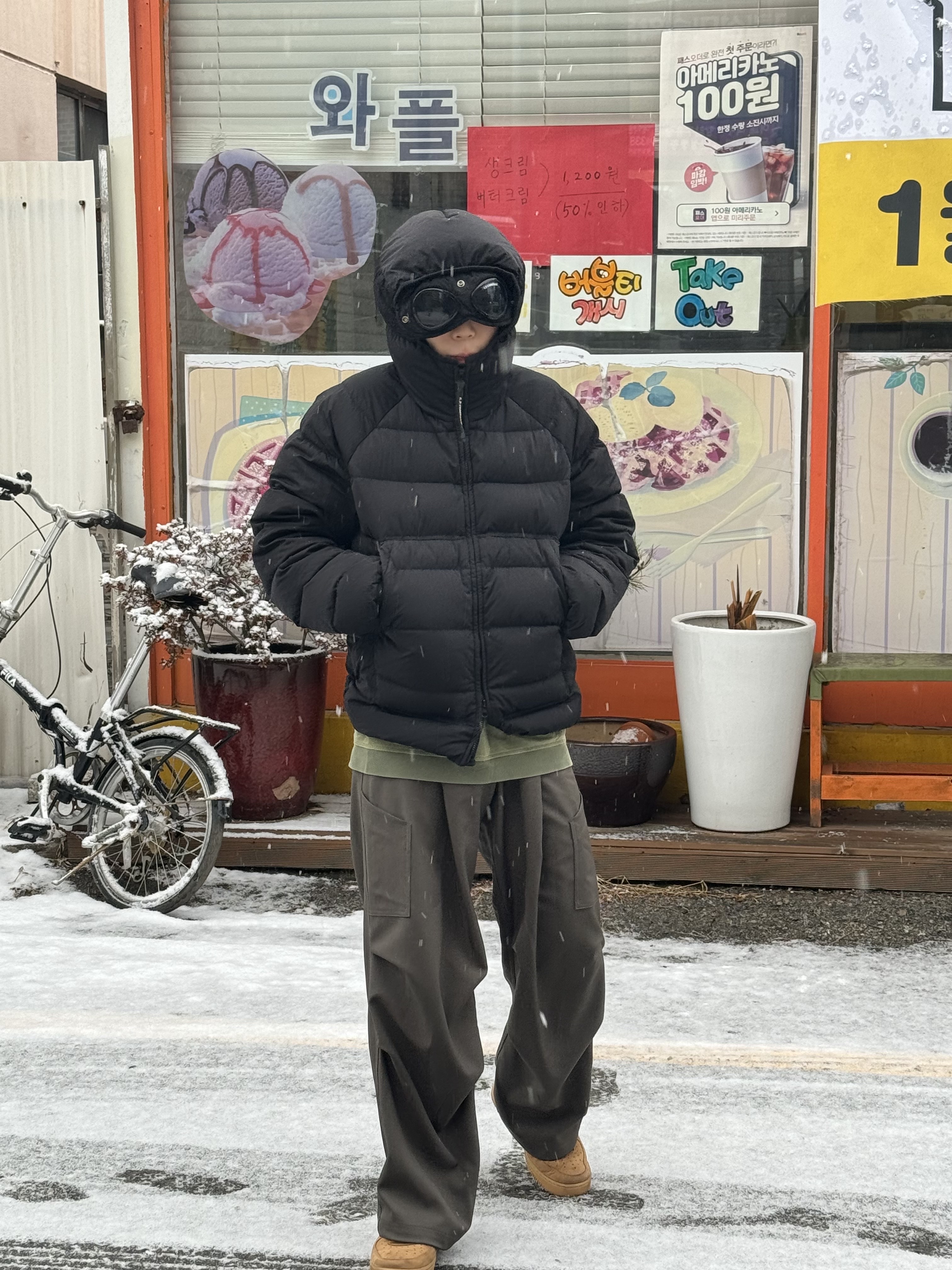 C.P. Company Eco-Chrome R Hooded Down Goggle Jacket Black - 23FW, Nike Air Force 1 '07 WB Flax 착용 스타일
