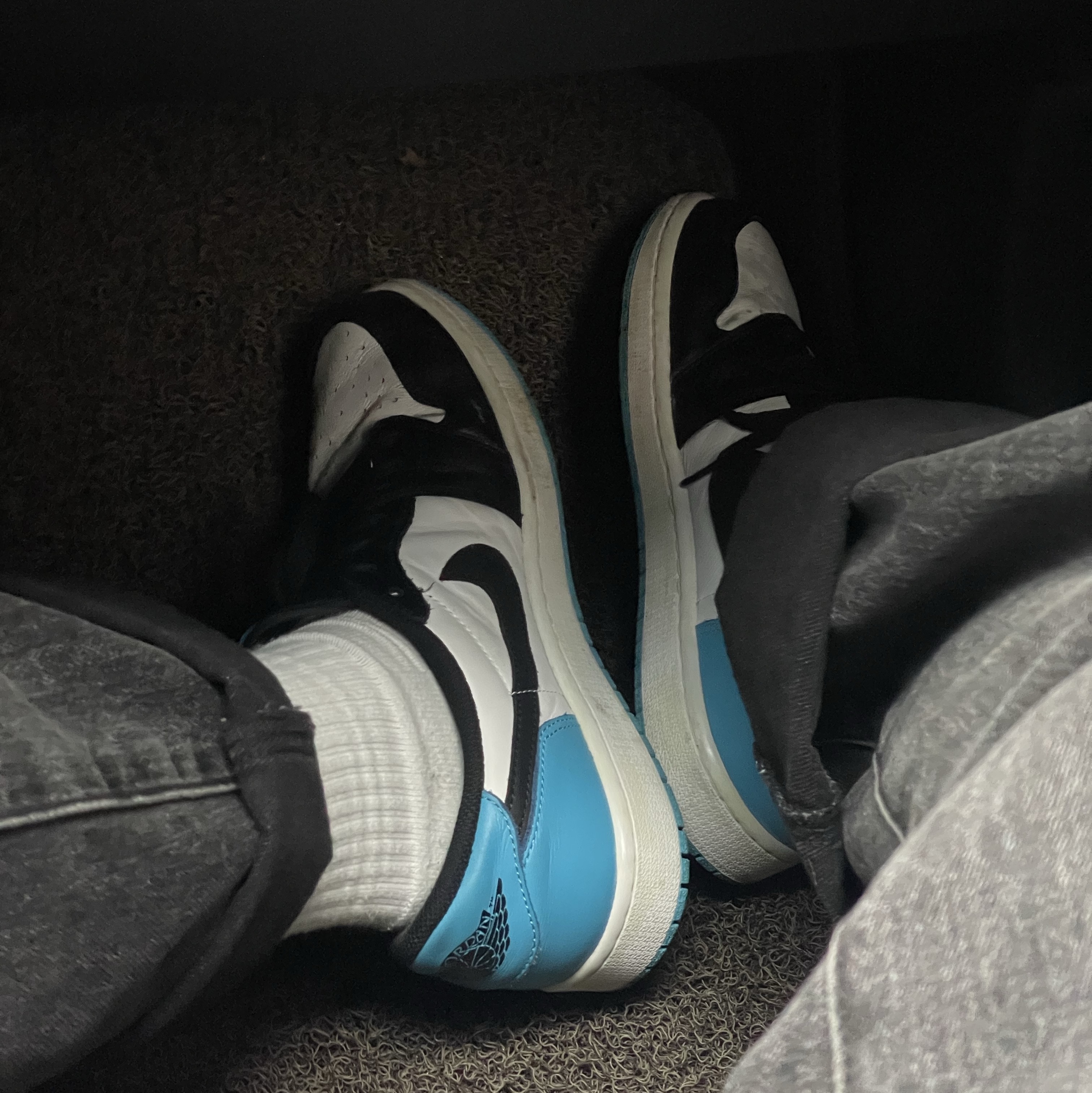 Jordan 1 Retro Low OG Black and Dark Powder Blue 착용 스타일 - 2
