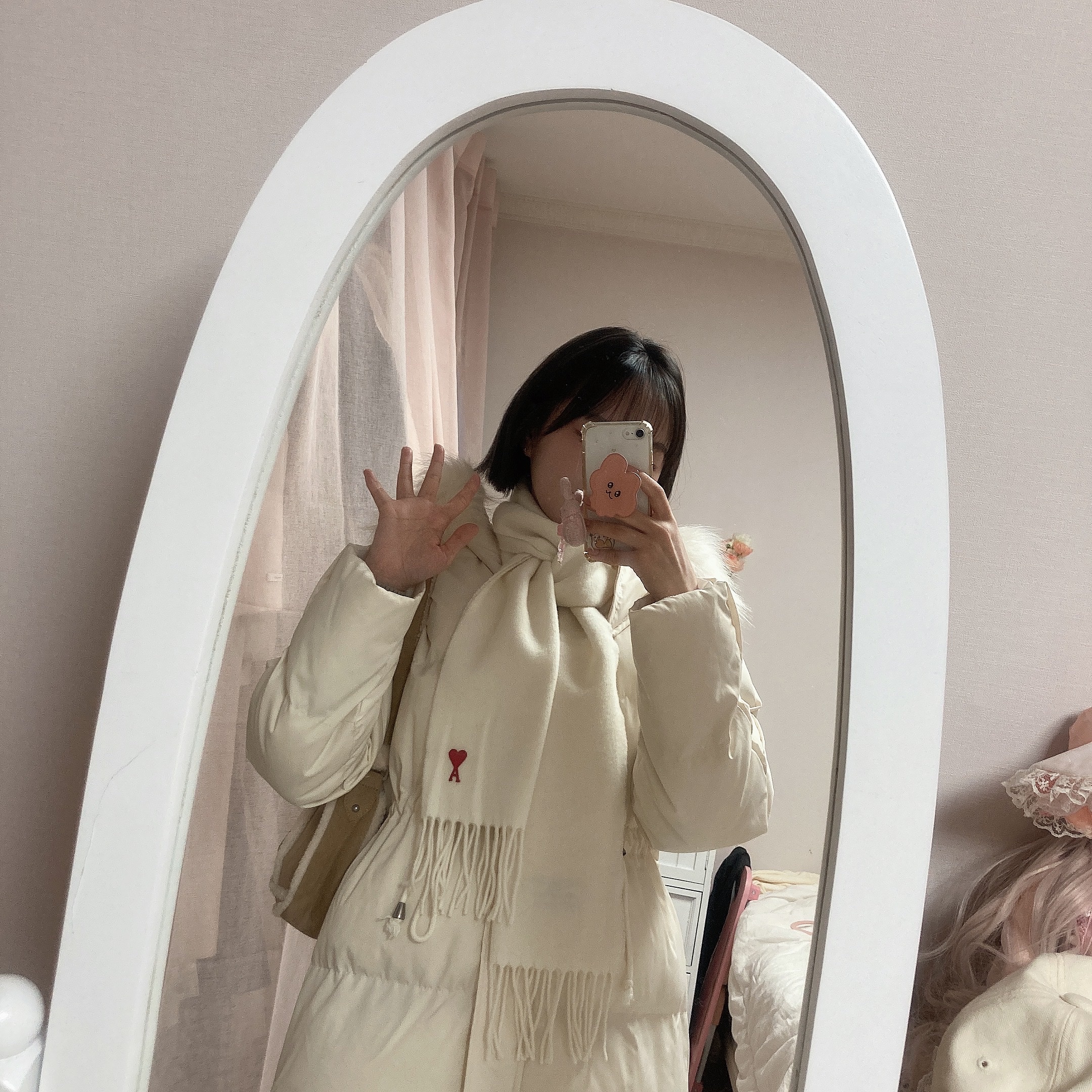 AMI de Coeur Classic Muffler White 착용 스타일
