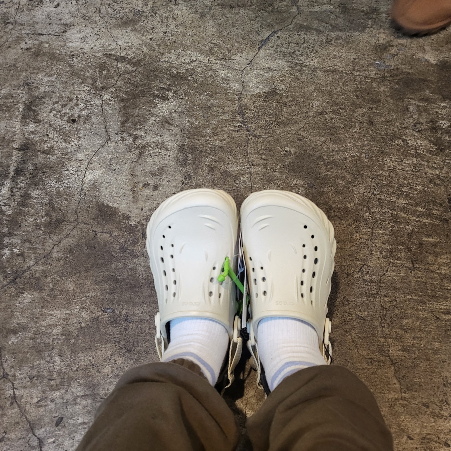 Crocs Echo Clog Bone Black 착용 스타일