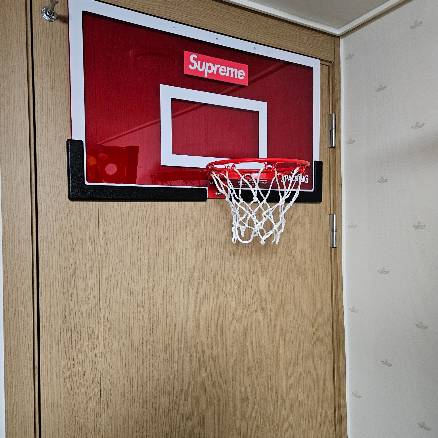 Supreme x Spalding Mini Basketball Hoop Red  - 23FW 착용 스타일 - 2