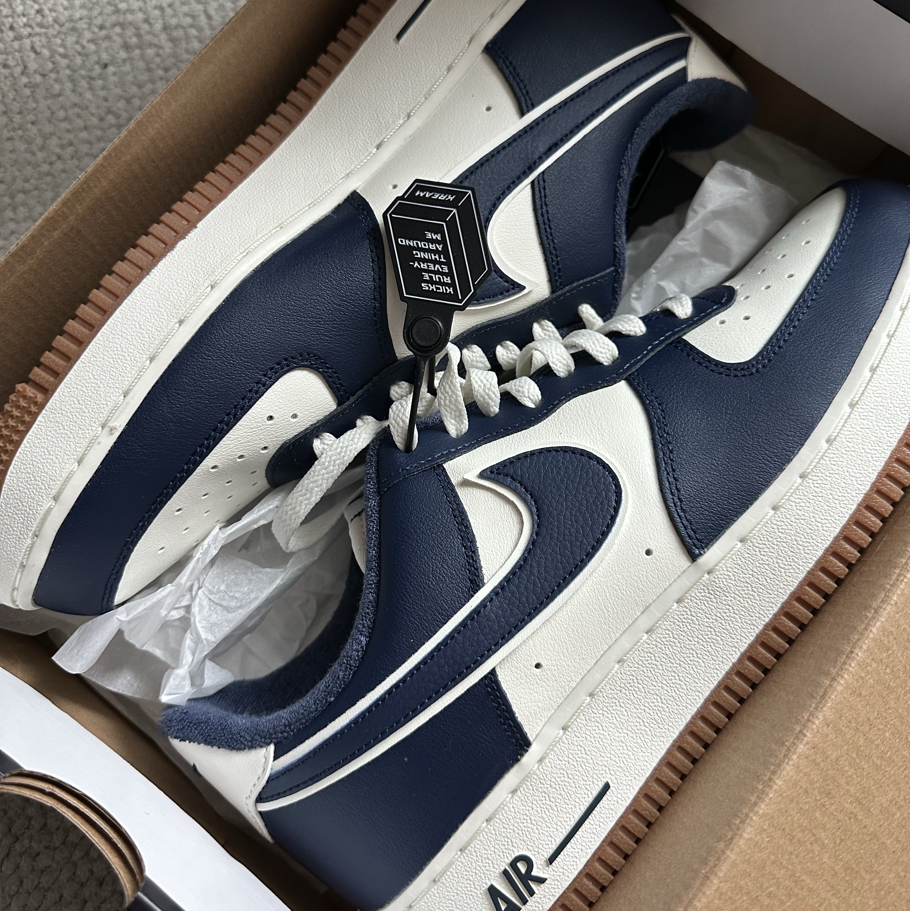 Nike Air Force 1 '07 LV8 Midnight Navy 착용 스타일