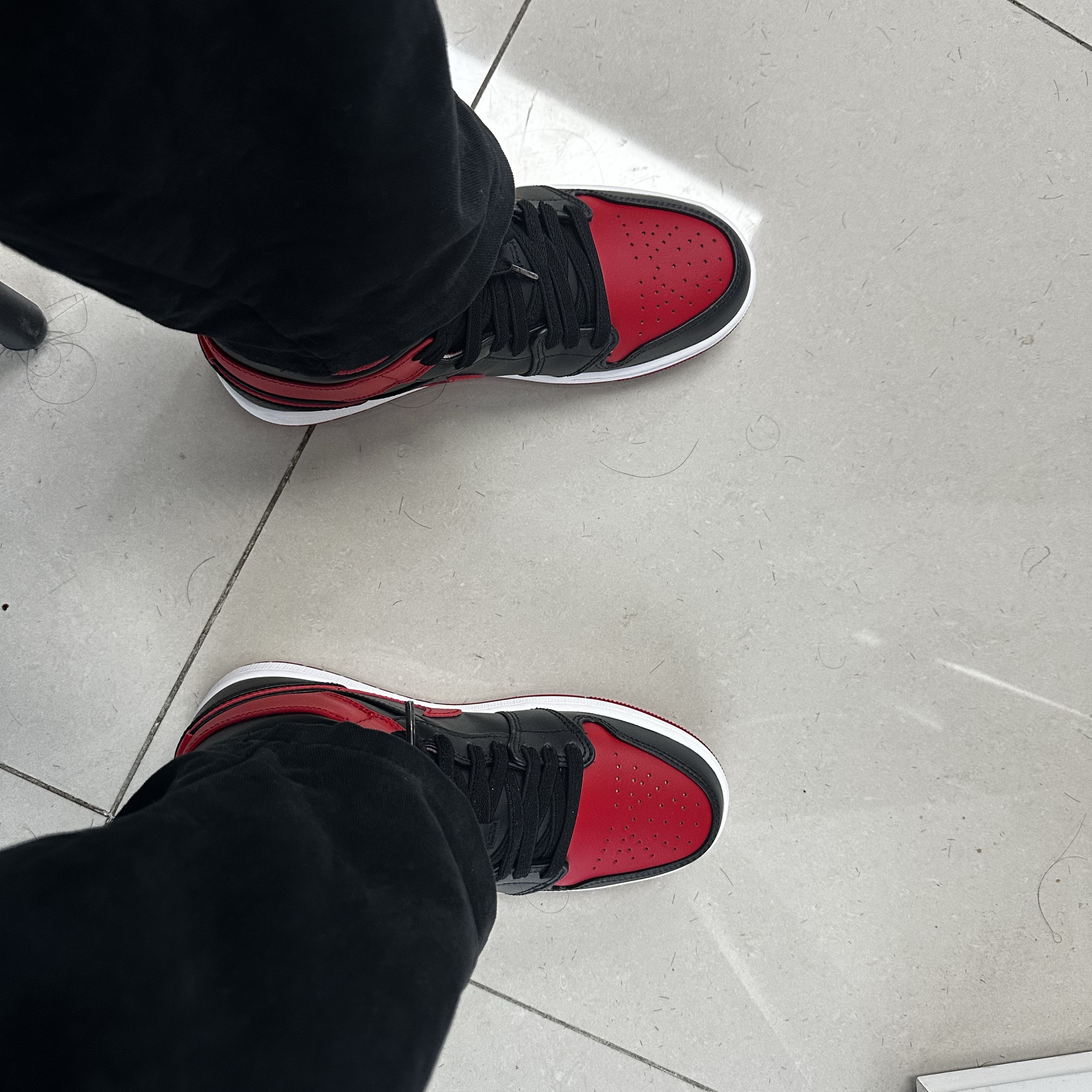 Jordan 1 Mid Black Fire Red 착용 스타일