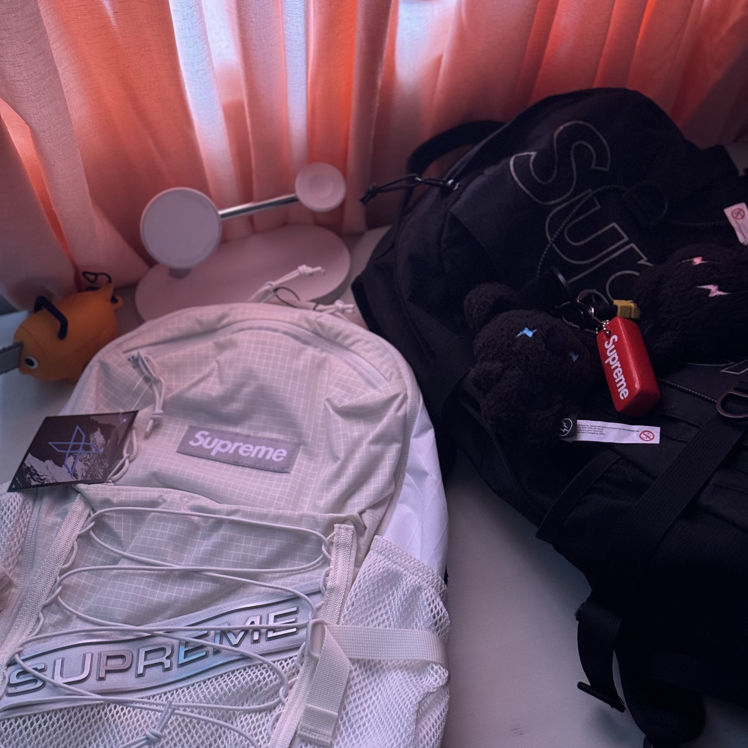 Supreme Backpack White - 23FW, Supreme Backpack Black - 18FW 착용 스타일