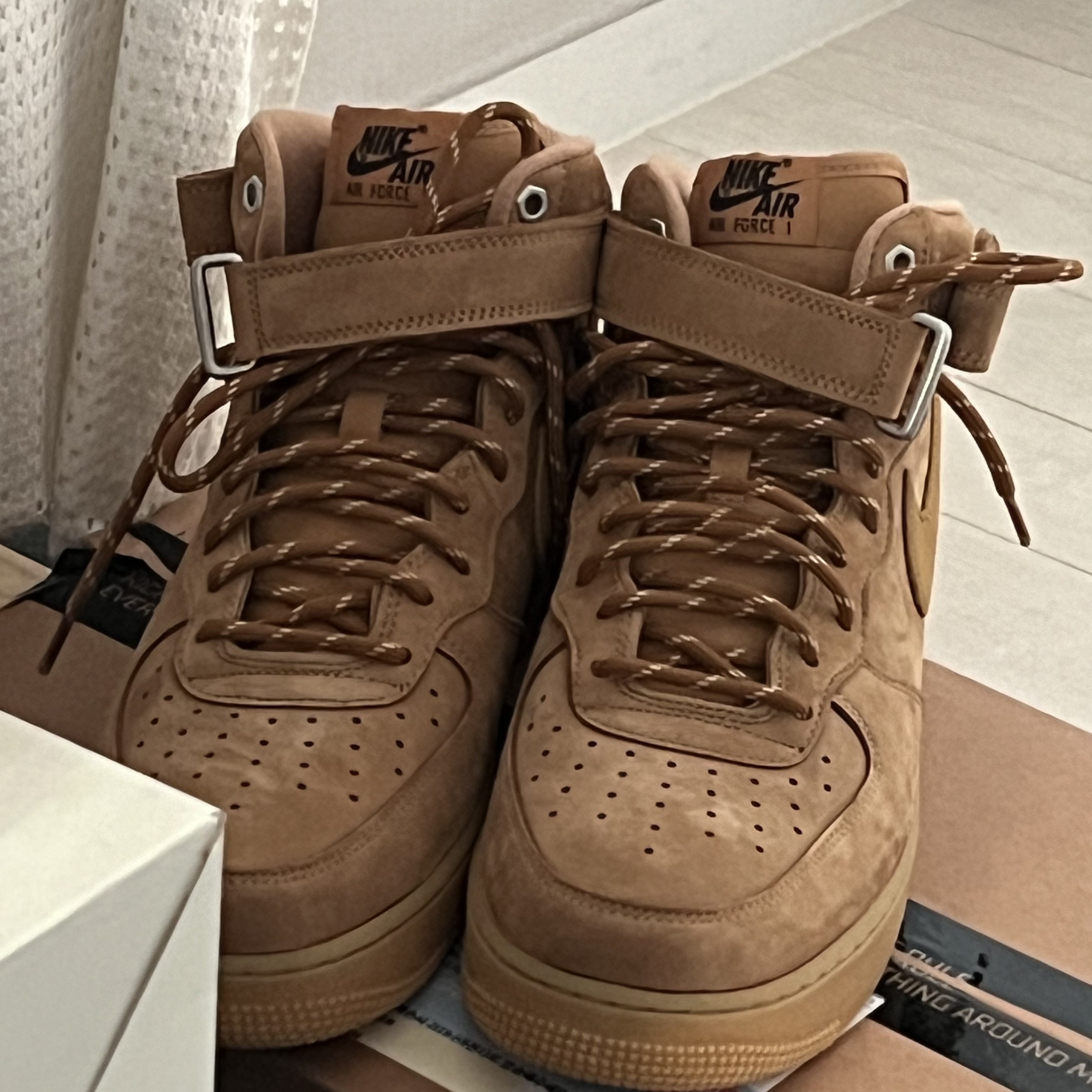 Nike Air Force 1 Mid '07 WB Flax 착용 스타일