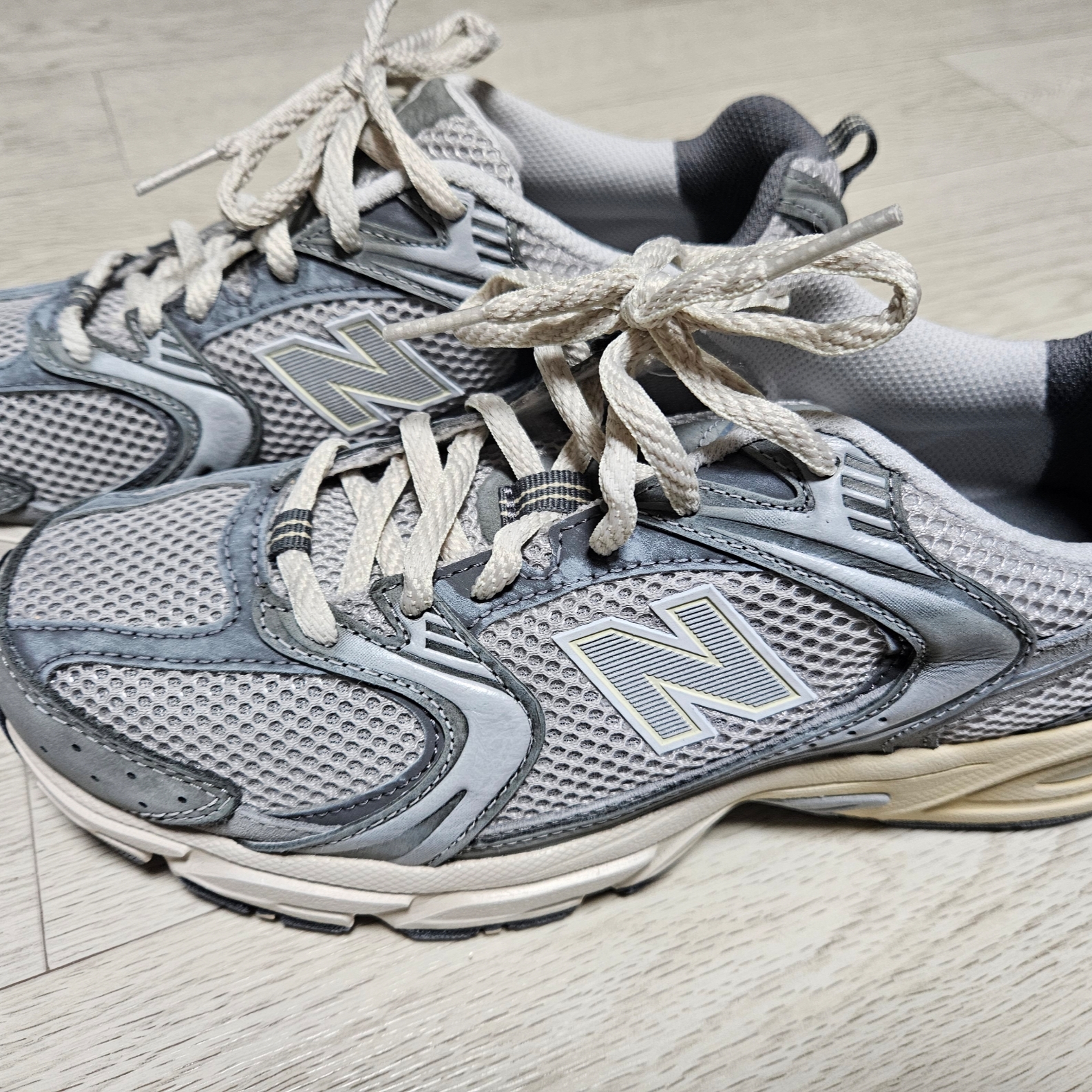 New Balance 530 Premium Vintage Grey Matter 착용 스타일
