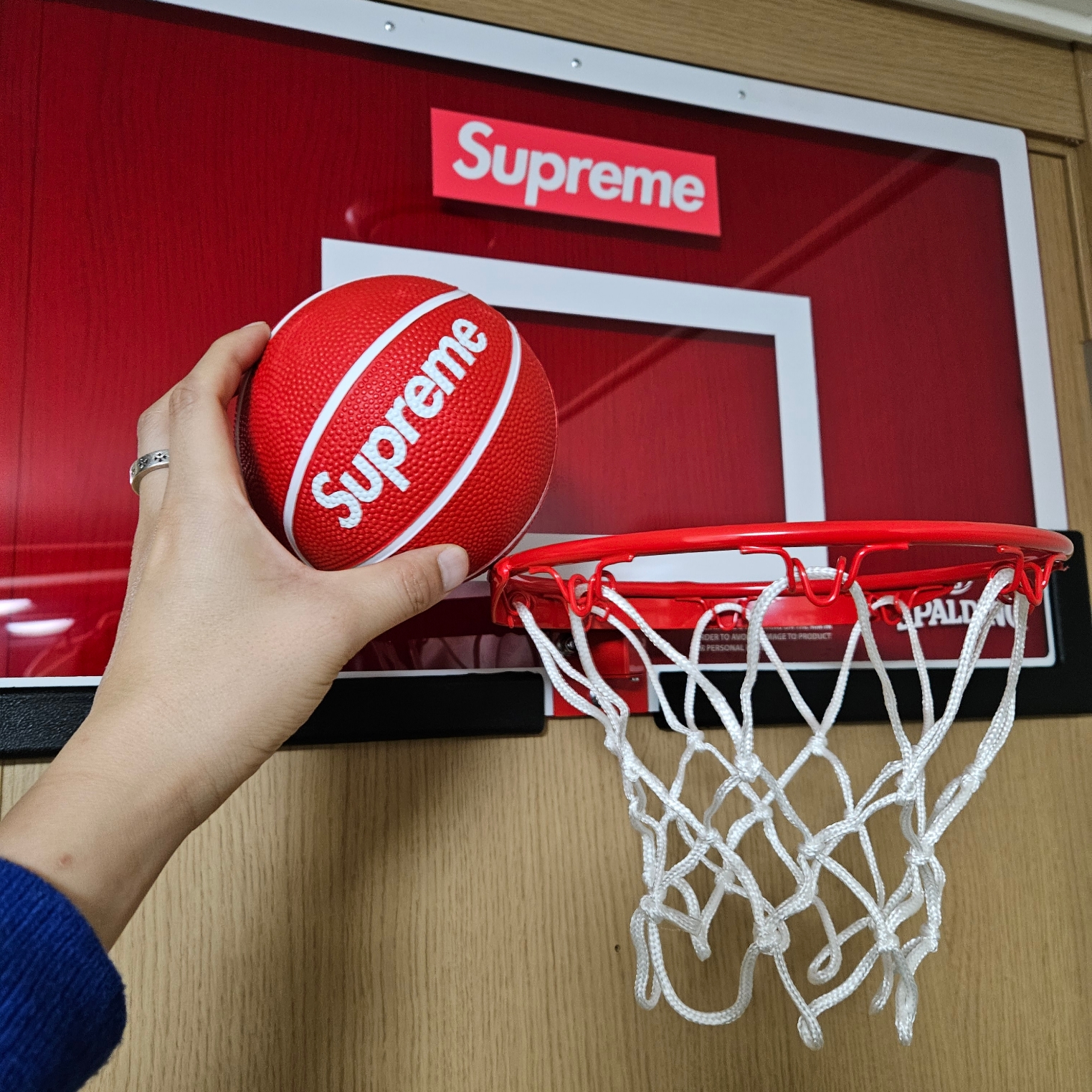 Supreme x Spalding Mini Basketball Hoop Red  - 23FW 착용 스타일 - 1
