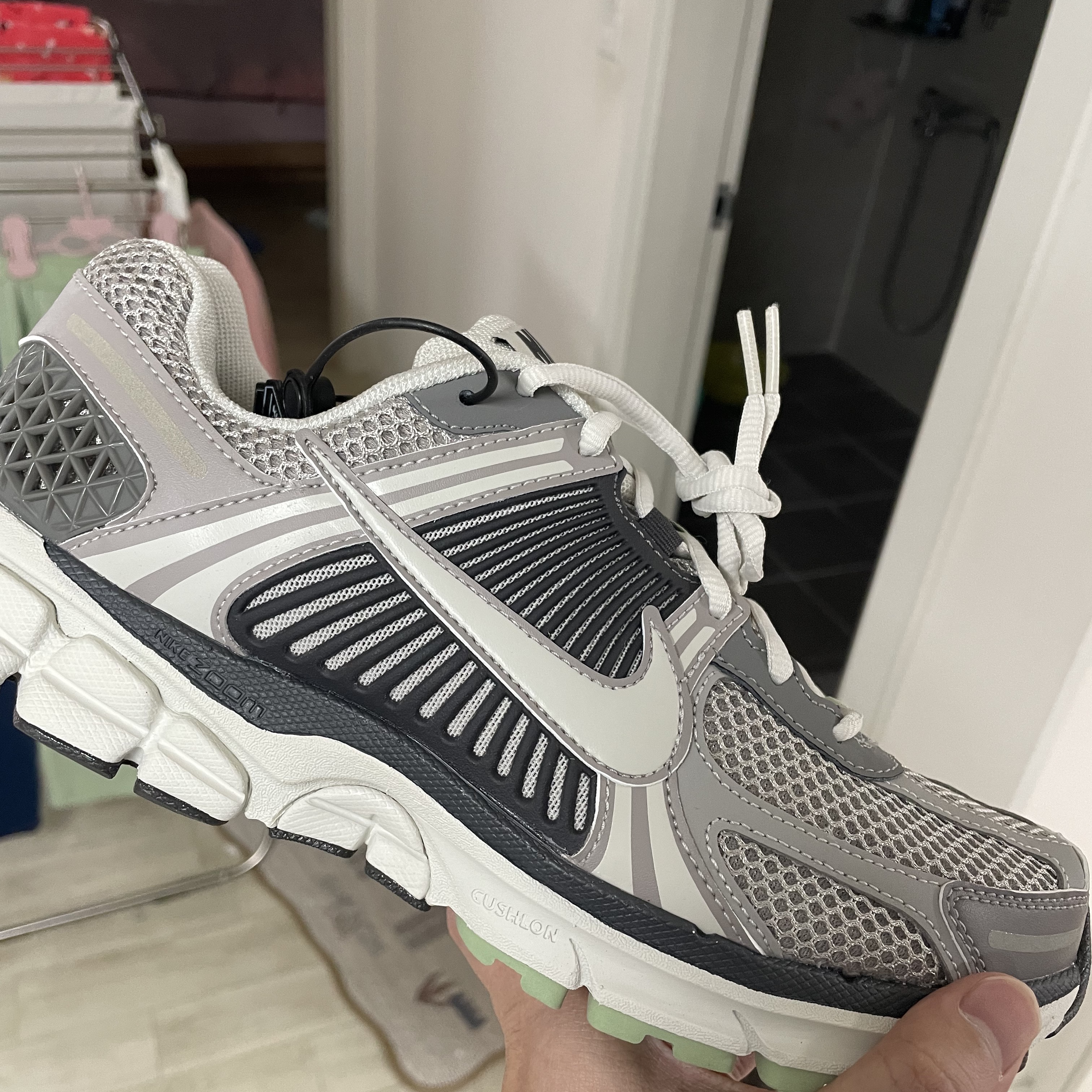 (W) Nike Zoom Vomero 5 Cobblestone and Flat Pewter 착용 스타일 - 2
