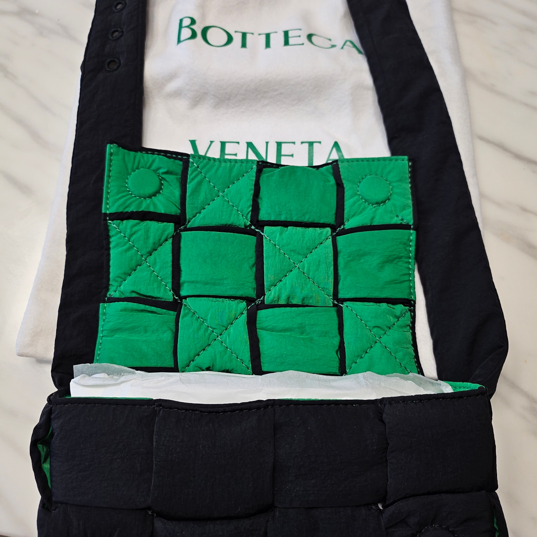 Bottega Veneta Padded Tech Cassette Belt Bag Black Parakeet 착용 스타일 - 2