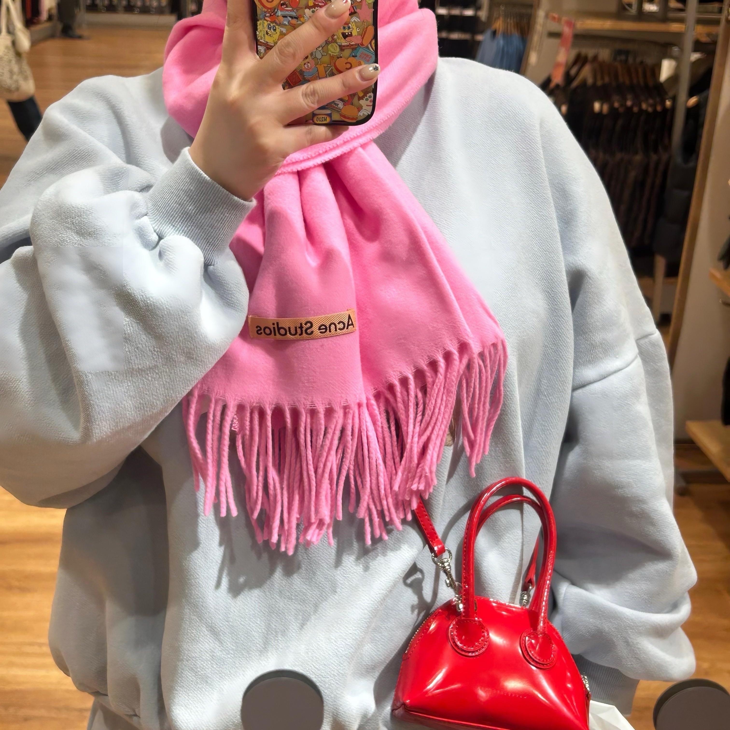 Acne Studios Narrow Wool Fringe Muffler Bubble Pink 착용 스타일